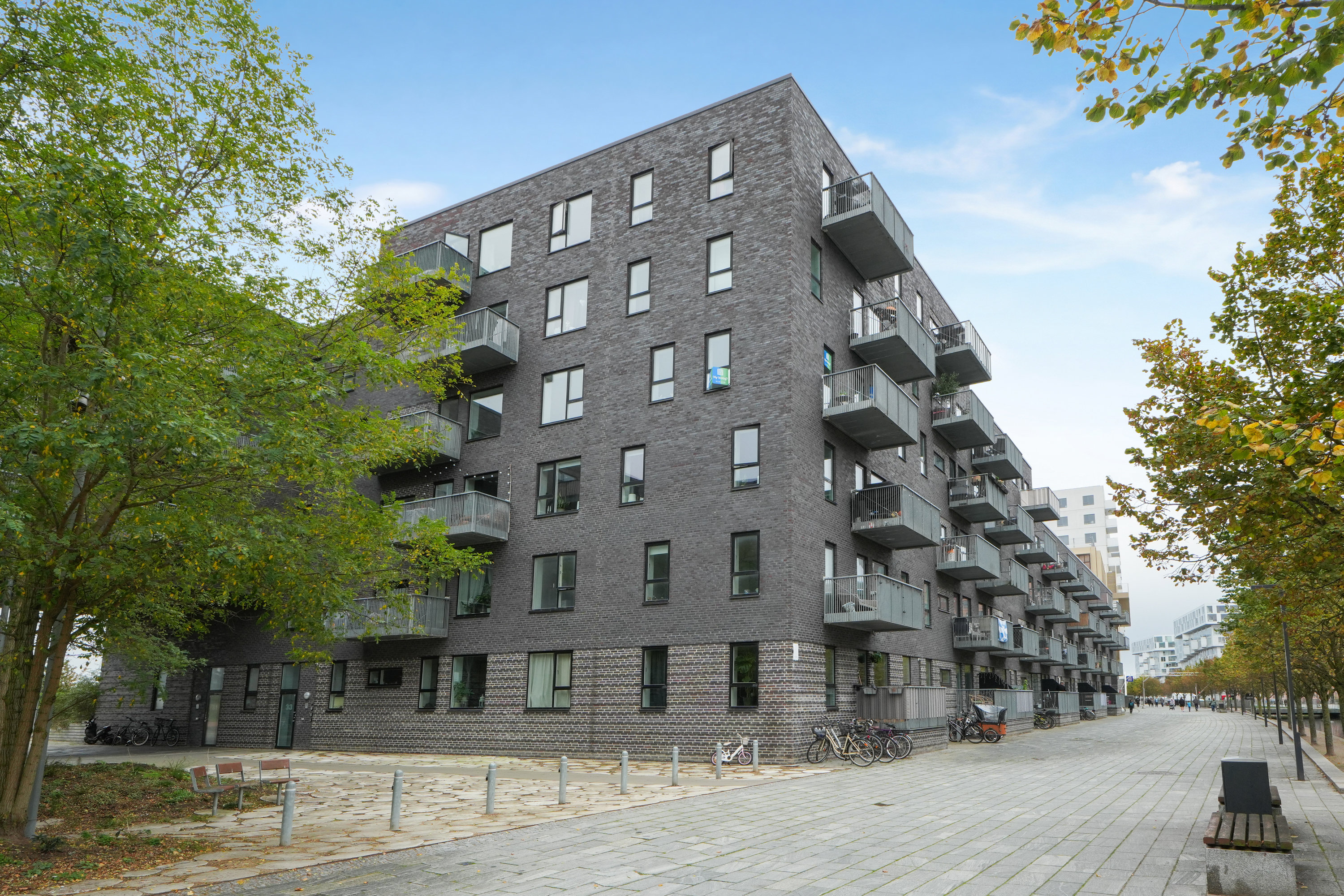Fremhævet facade billede i fuldskærmstilstand. Billede af Robert Jacobsens Vej 35, 3. th., 2300 København S