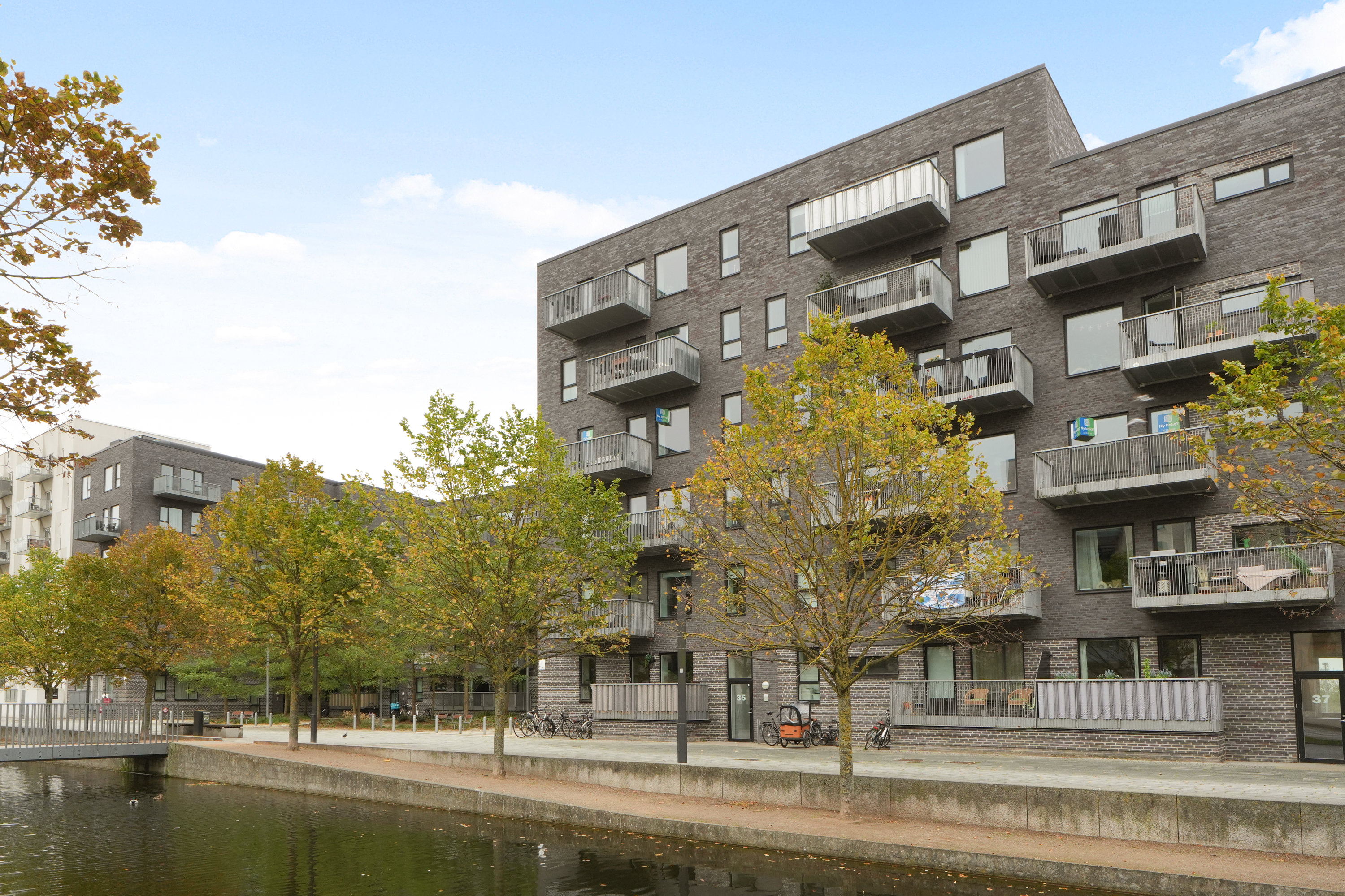 Fremhævet facade billede i fuldskærmstilstand. Billede af Robert Jacobsens Vej 37, 2. th., 2300 København S