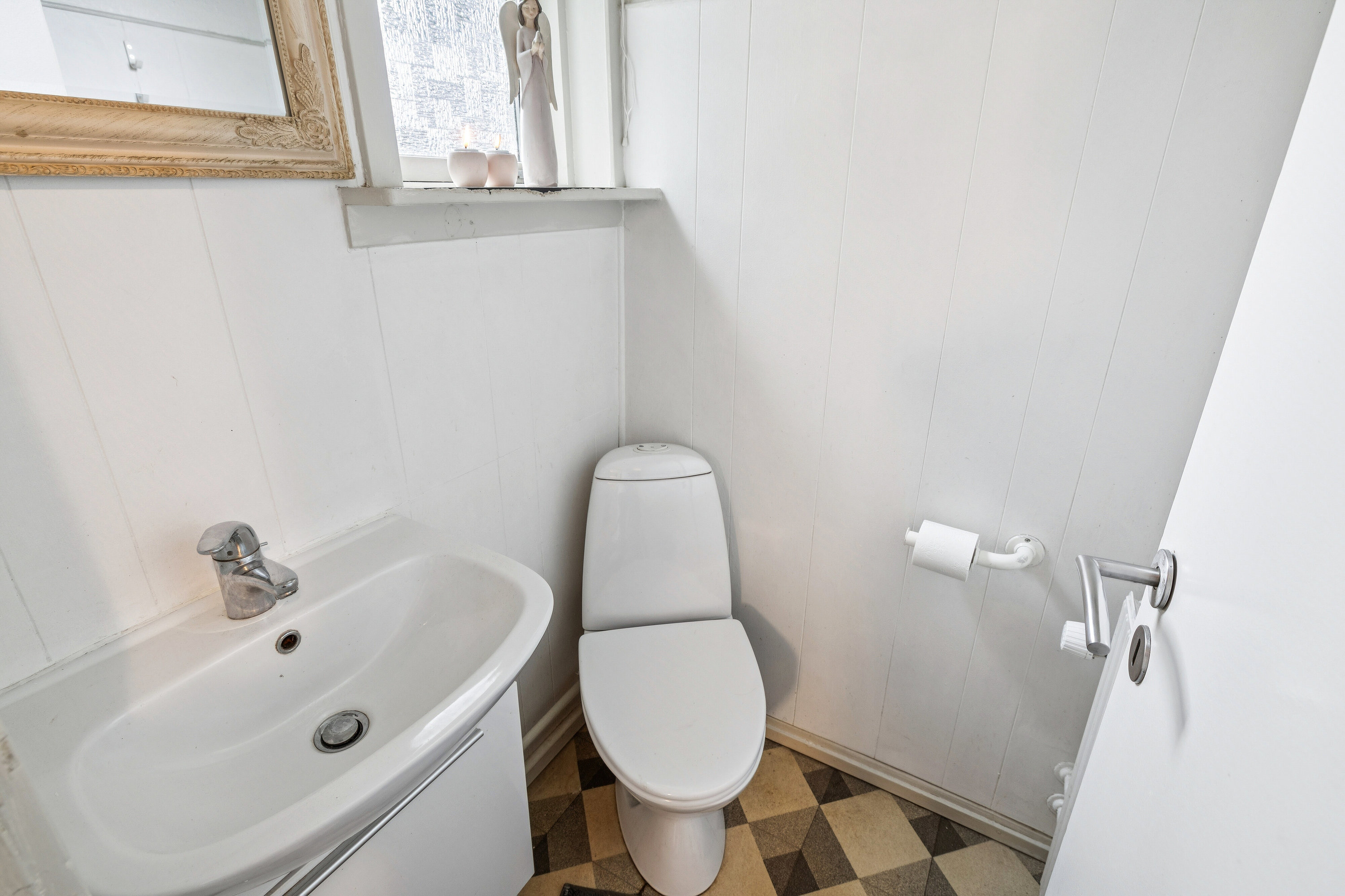 Fremhævet toilet billede i fuldskærmstilstand. Billede af Heimdalsvej 14, 9800 Hjørring