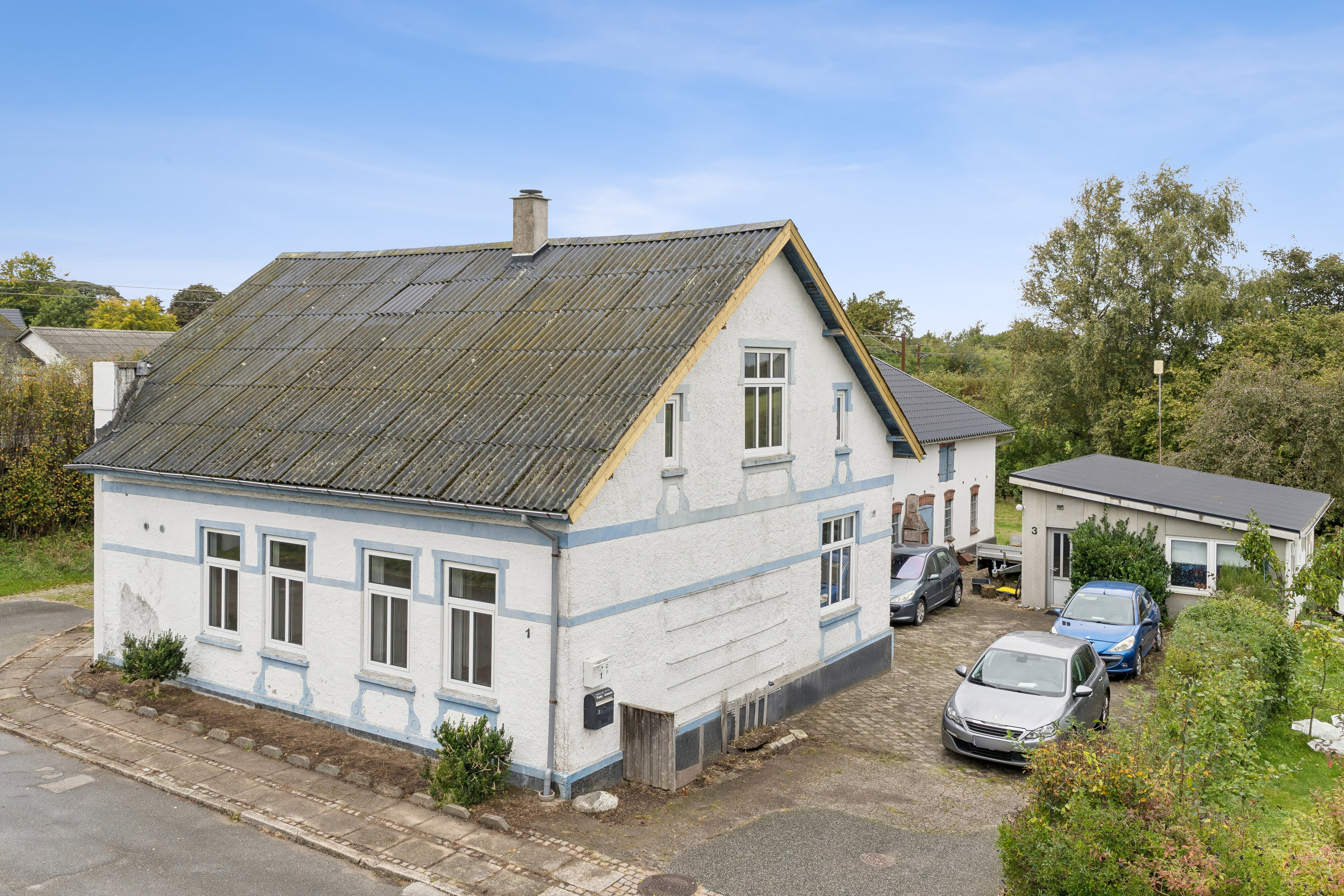 Fremhævet set fra vejen billede i fuldskærmstilstand. Billede af Hærulfgade 1 & 3, Hovslund, 6230 Rødekro