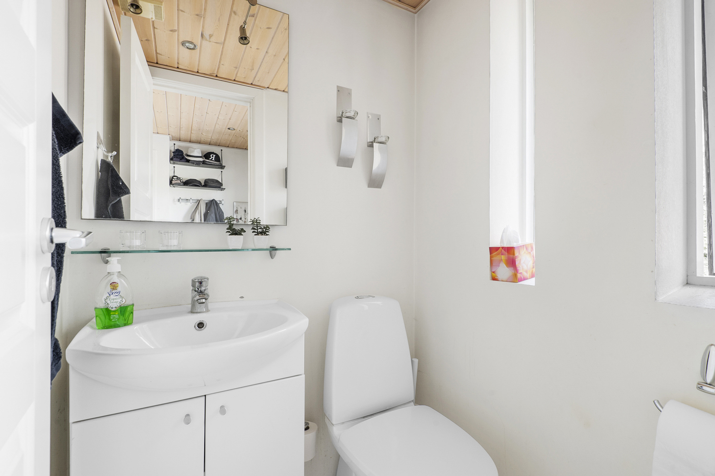 Fremhævet toilet billede i fuldskærmstilstand. Billede af Umanakvej 65, 6715 Esbjerg N