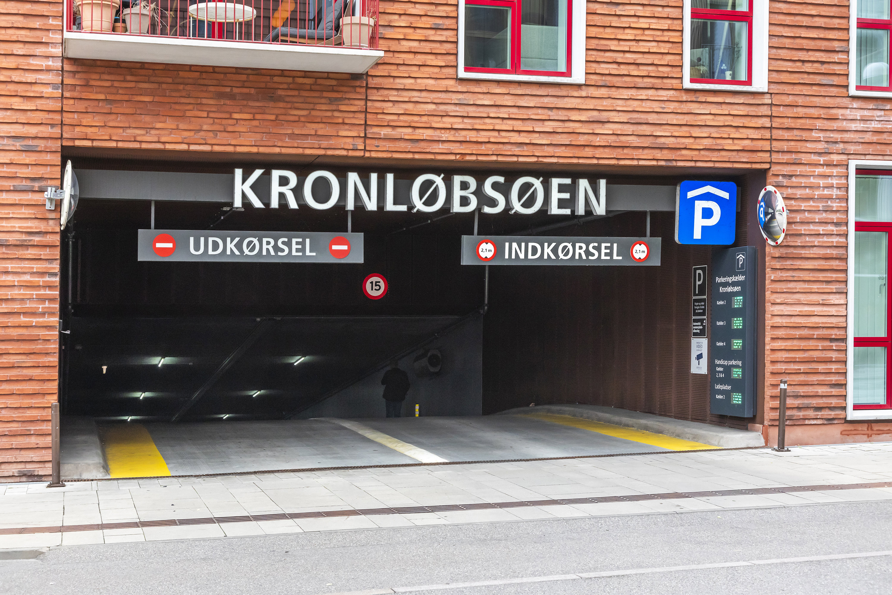 Fremhævet facade billede i fuldskærmstilstand. Billede af Dunkerquegade 30, 5. tv., 2150 Nordhavn
