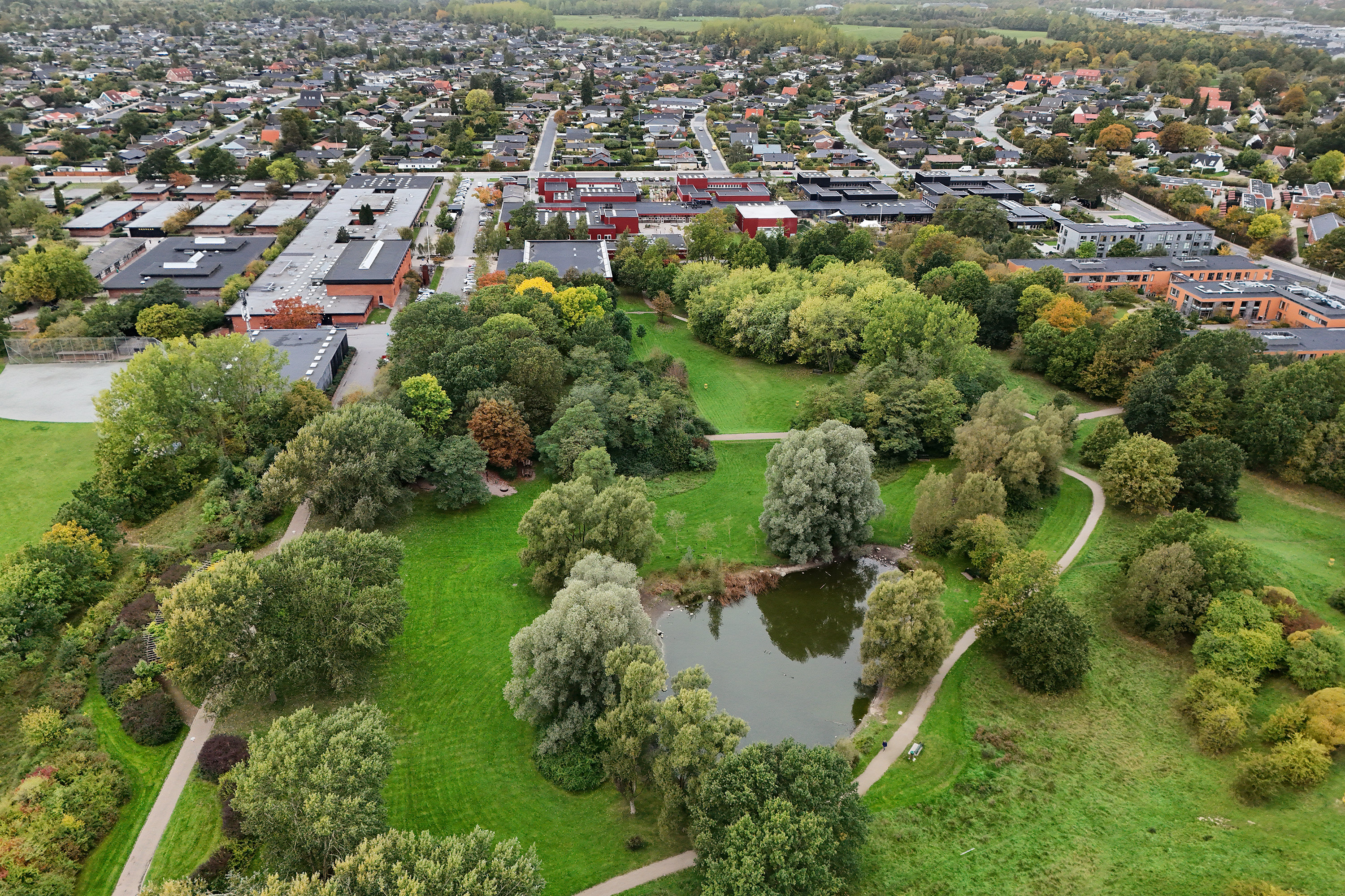 Fremhævet gårdmiljø billede i fuldskærmstilstand. Billede af Dyrehegnet 33, 2740 Skovlunde