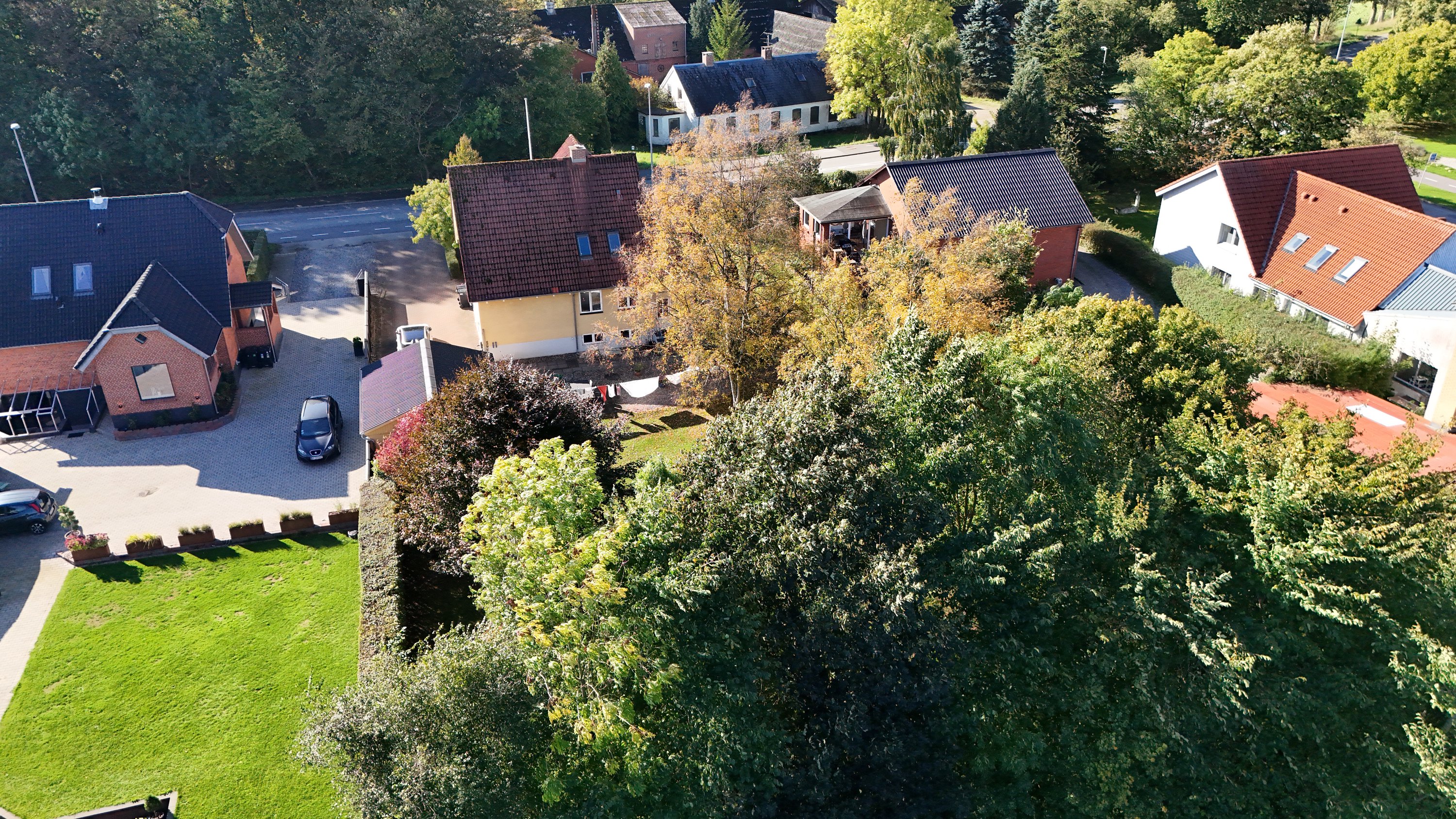 Fremhævet drone billede i fuldskærmstilstand. Billede af Løgstørvej 64, Hørby, 9500 Hobro