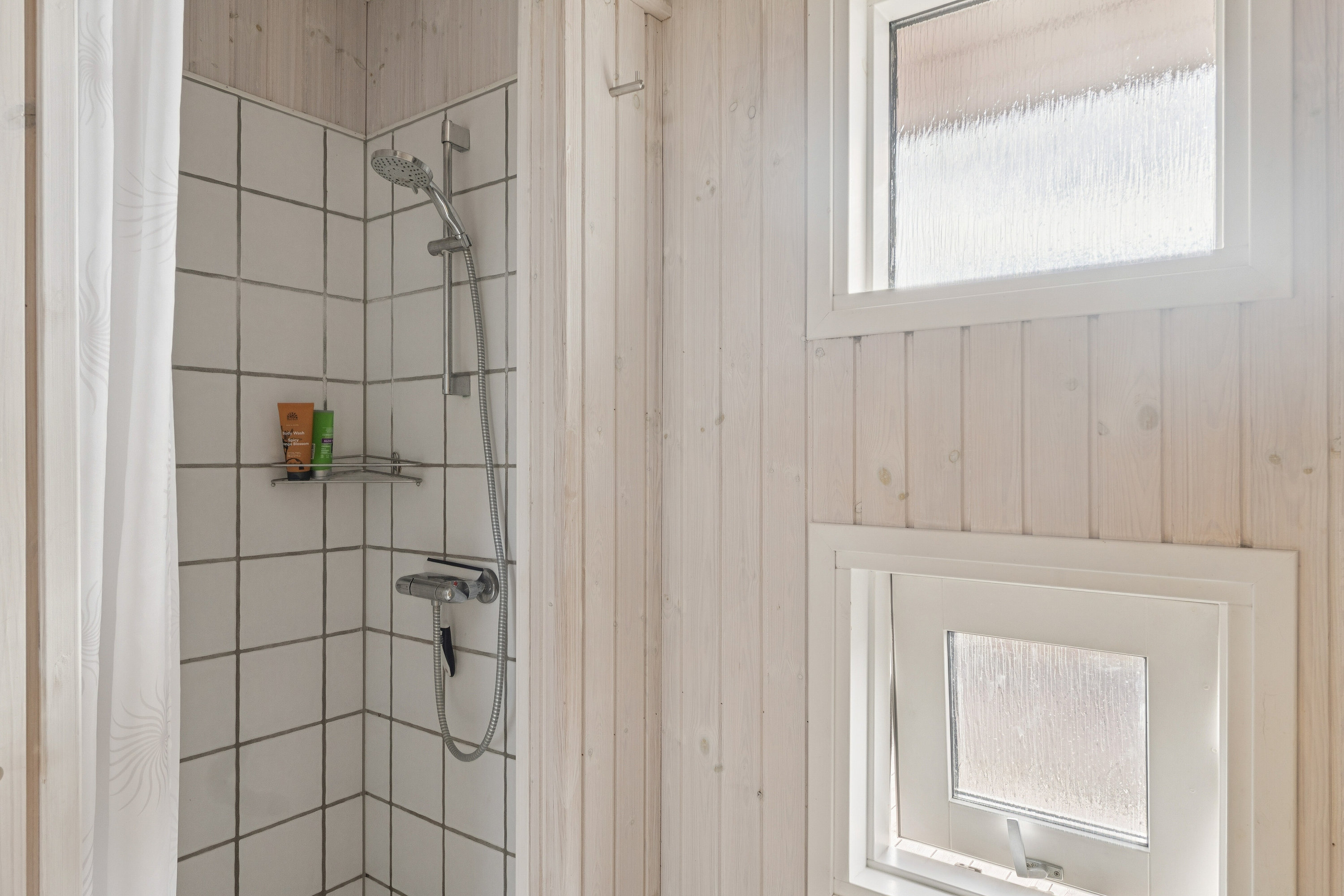 Fremhævet badeværelse billede i fuldskærmstilstand. Billede af Klitmarken 13, 9800 Hjørring