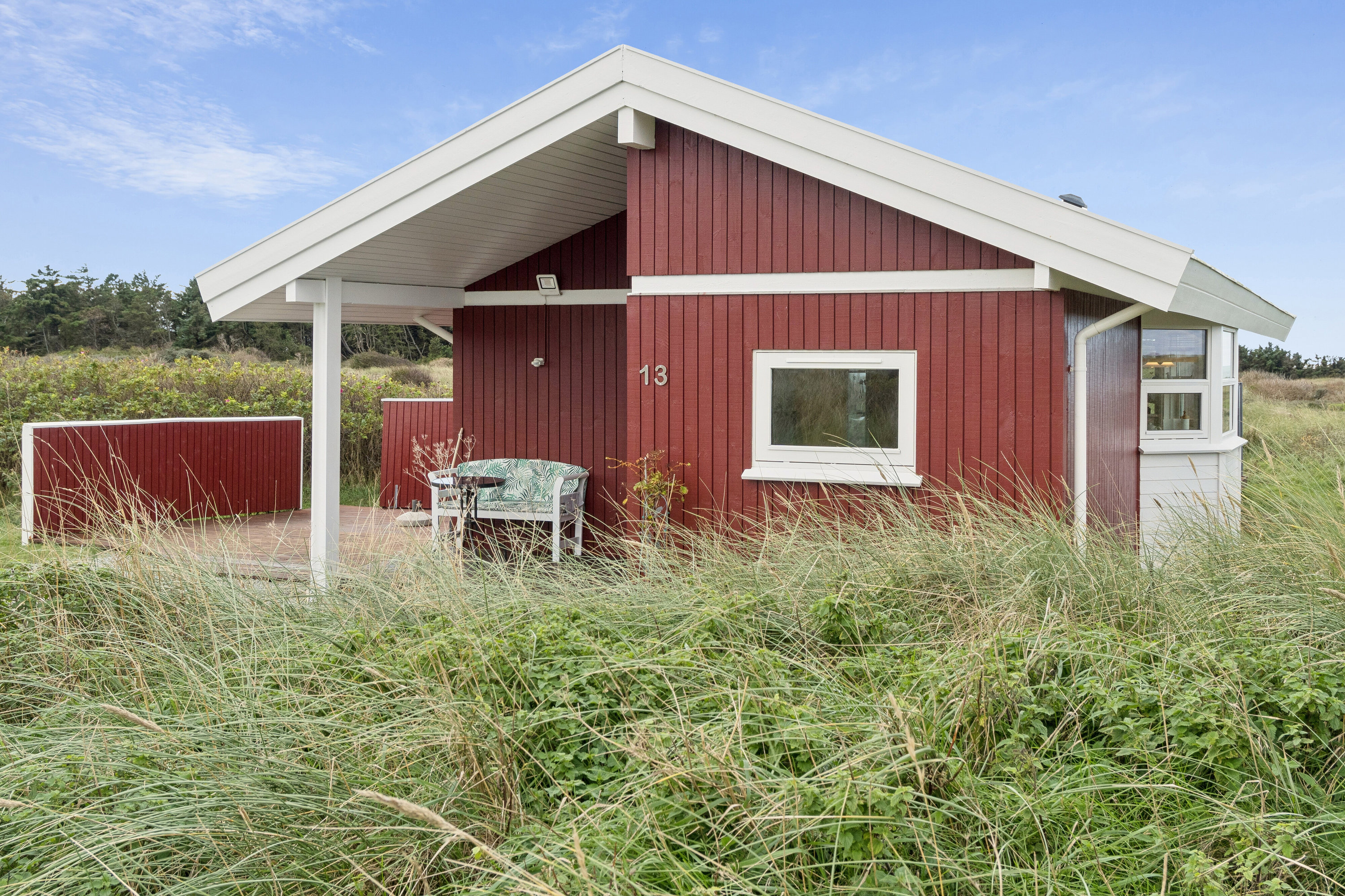 Fremhævet set fra haven billede i fuldskærmstilstand. Billede af Klitmarken 13, 9800 Hjørring