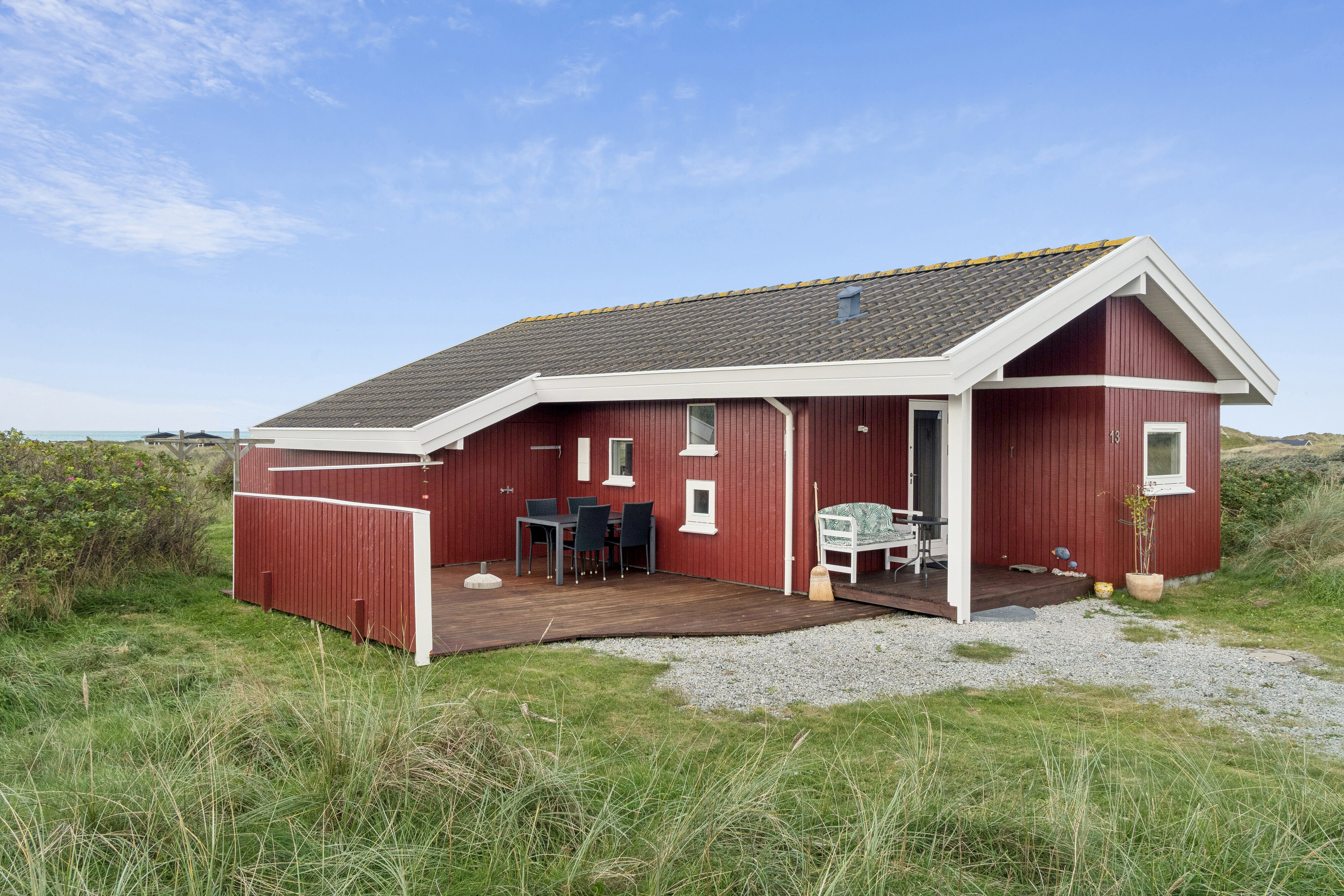 Fremhævet set fra haven billede i fuldskærmstilstand. Billede af Klitmarken 13, 9800 Hjørring