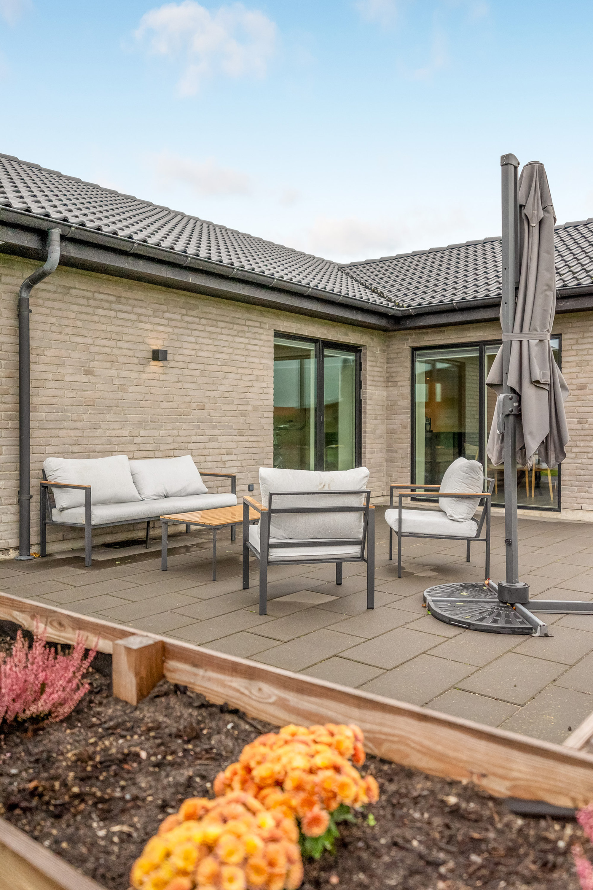 Fremhævet terrasse billede i fuldskærmstilstand. Billede af Jagtfalkevej 1, Heldum, 7620 Lemvig