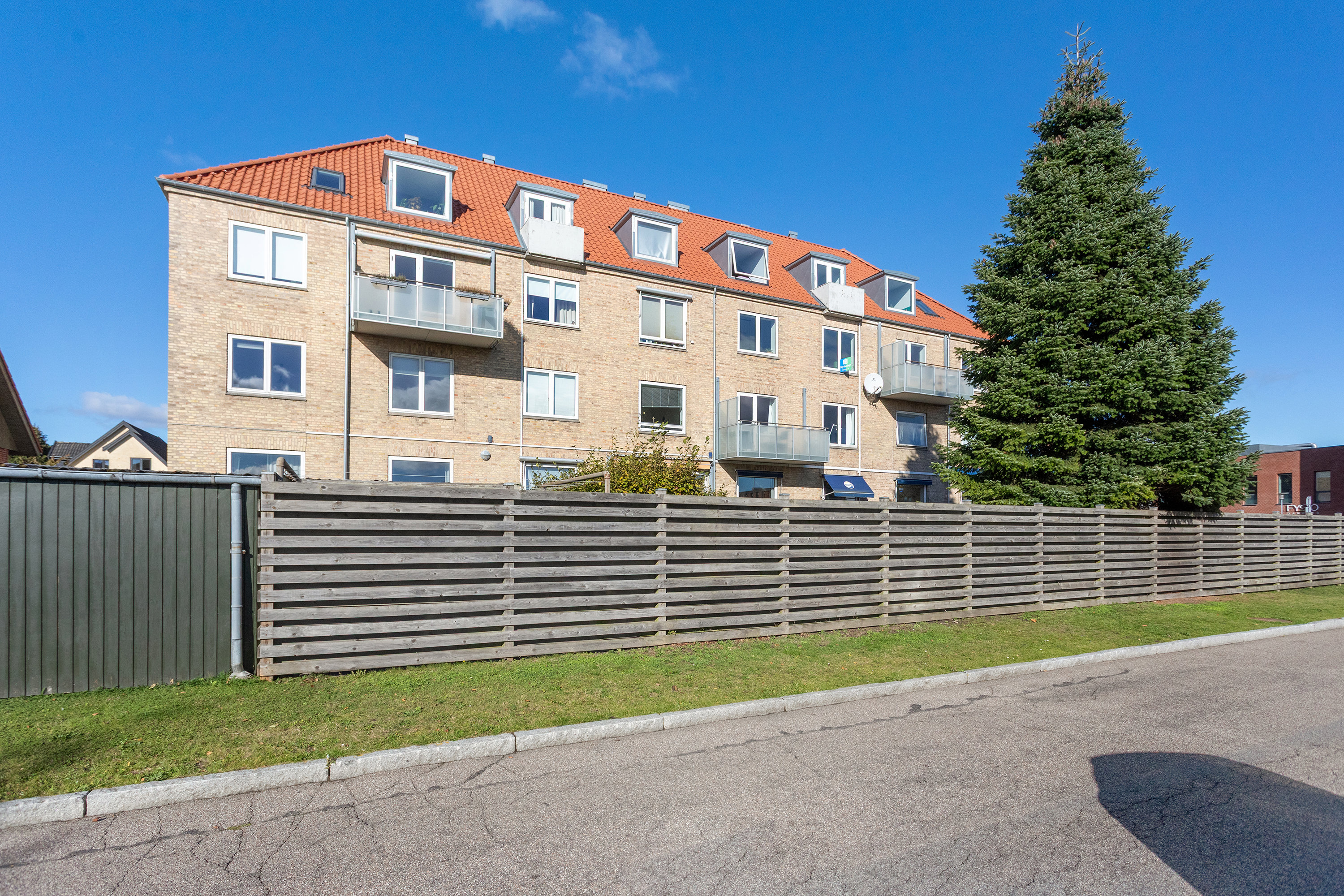Fremhævet facade billede i fuldskærmstilstand. Billede af Teglkåsvej 1, 2. th., 2770 Kastrup