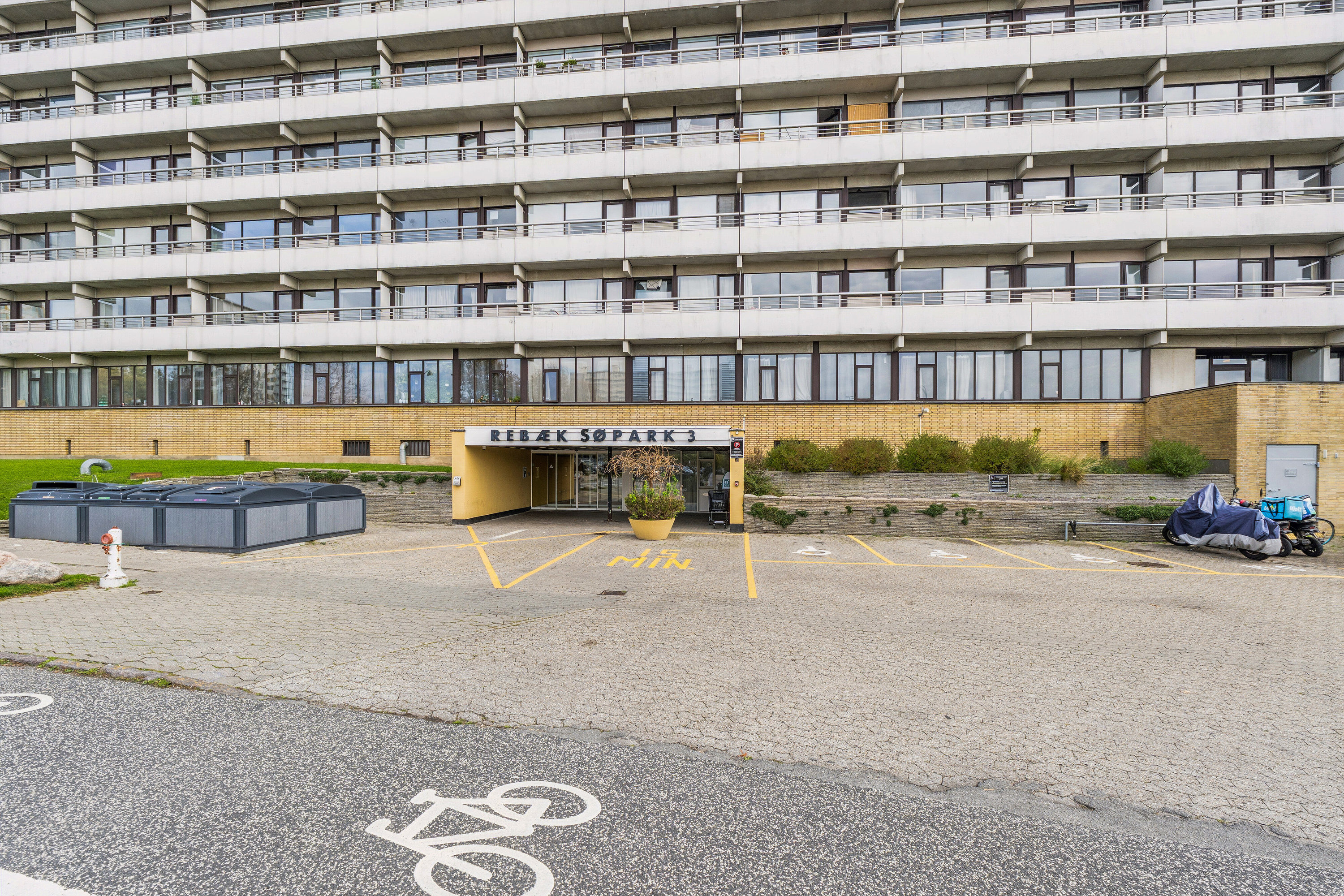 Fremhævet set fra vejen billede i fuldskærmstilstand. Billede af Rebæk Søpark 3, 14. 1422., 2650 Hvidovre