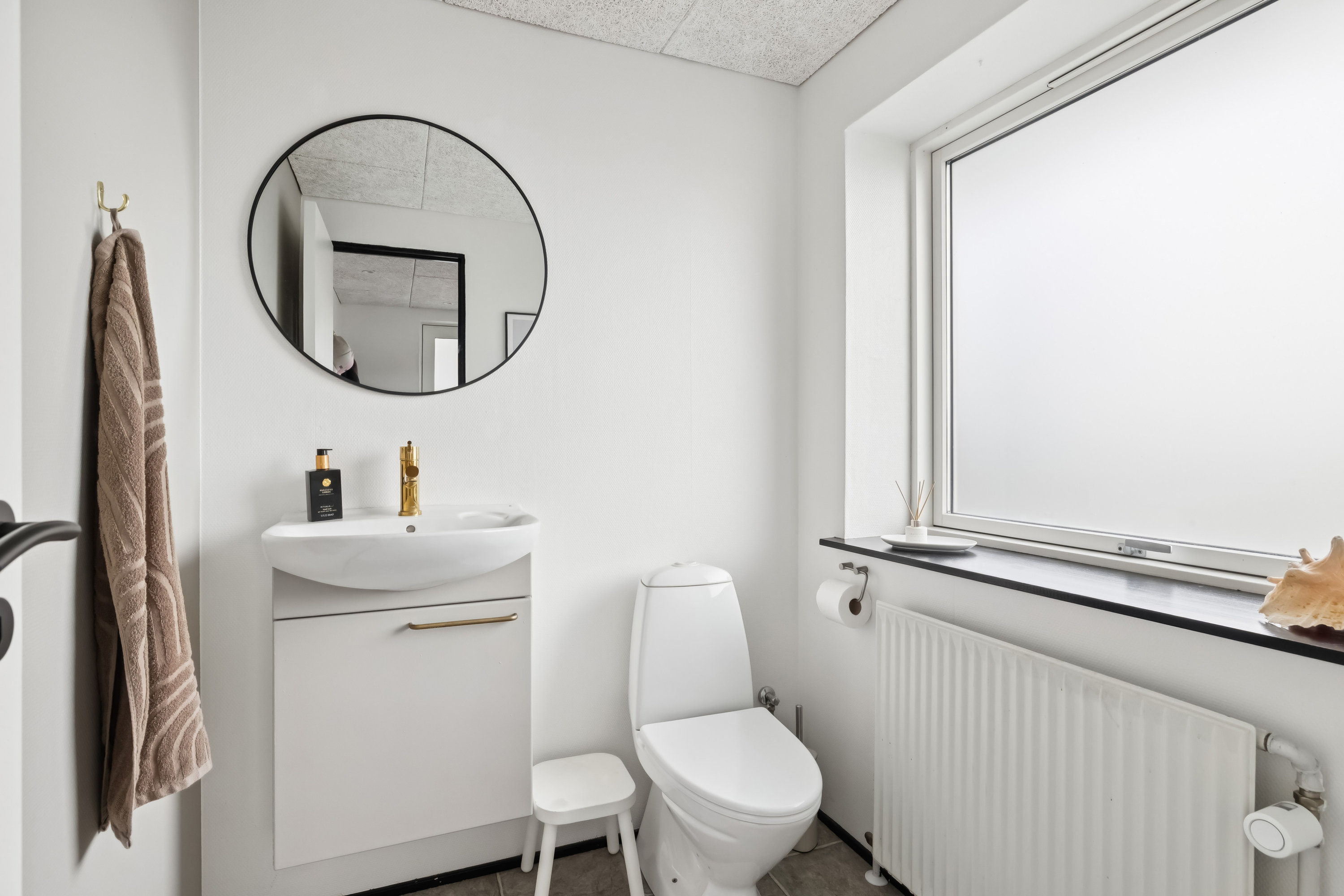 Fremhævet gæstetoilet billede i fuldskærmstilstand. Billede af Agertoften 3, Virring, 8660 Skanderborg