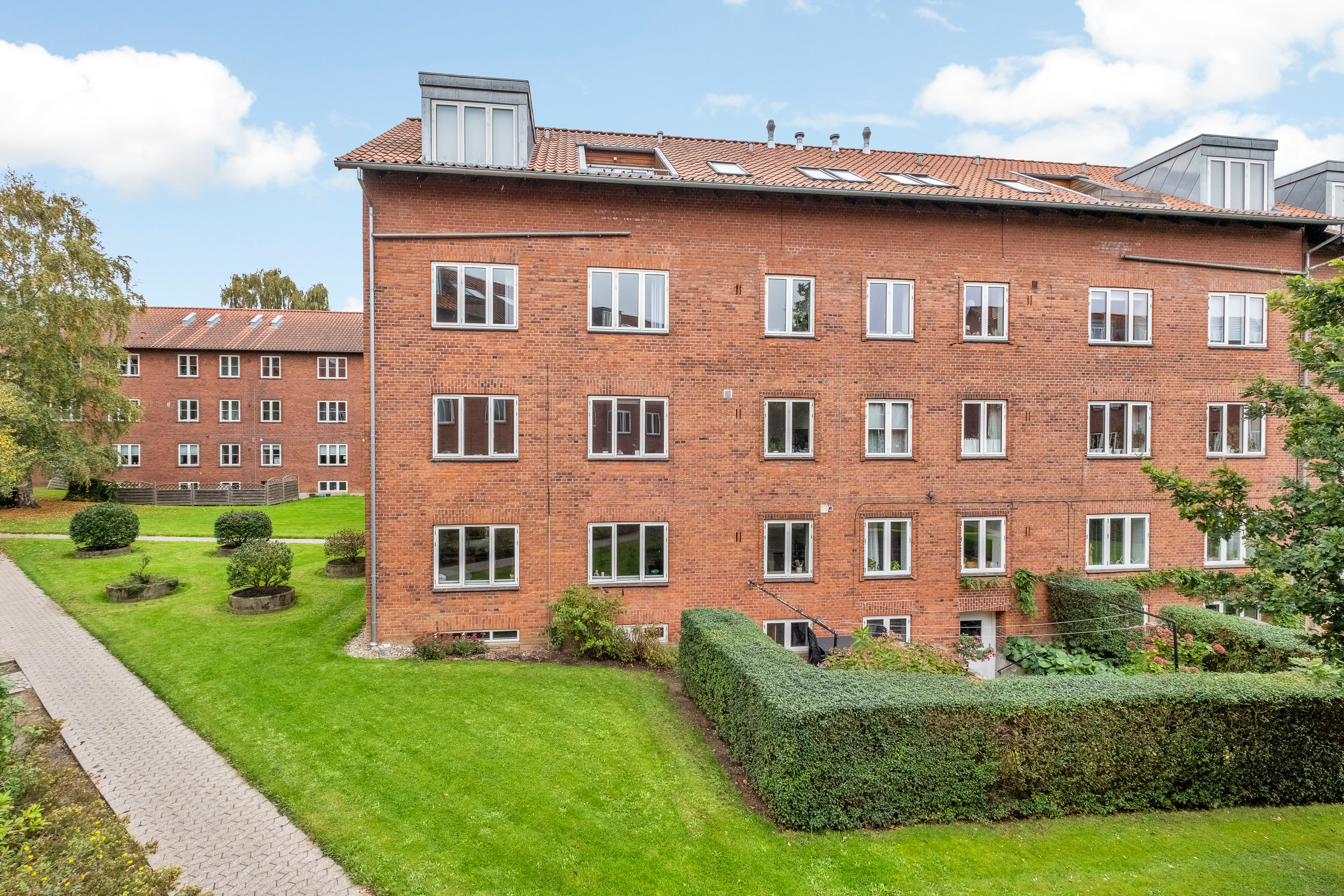 Fremhævet bag facade billede i fuldskærmstilstand. Billede af Skanderborgvej 92, st. 3., 8000 Aarhus C