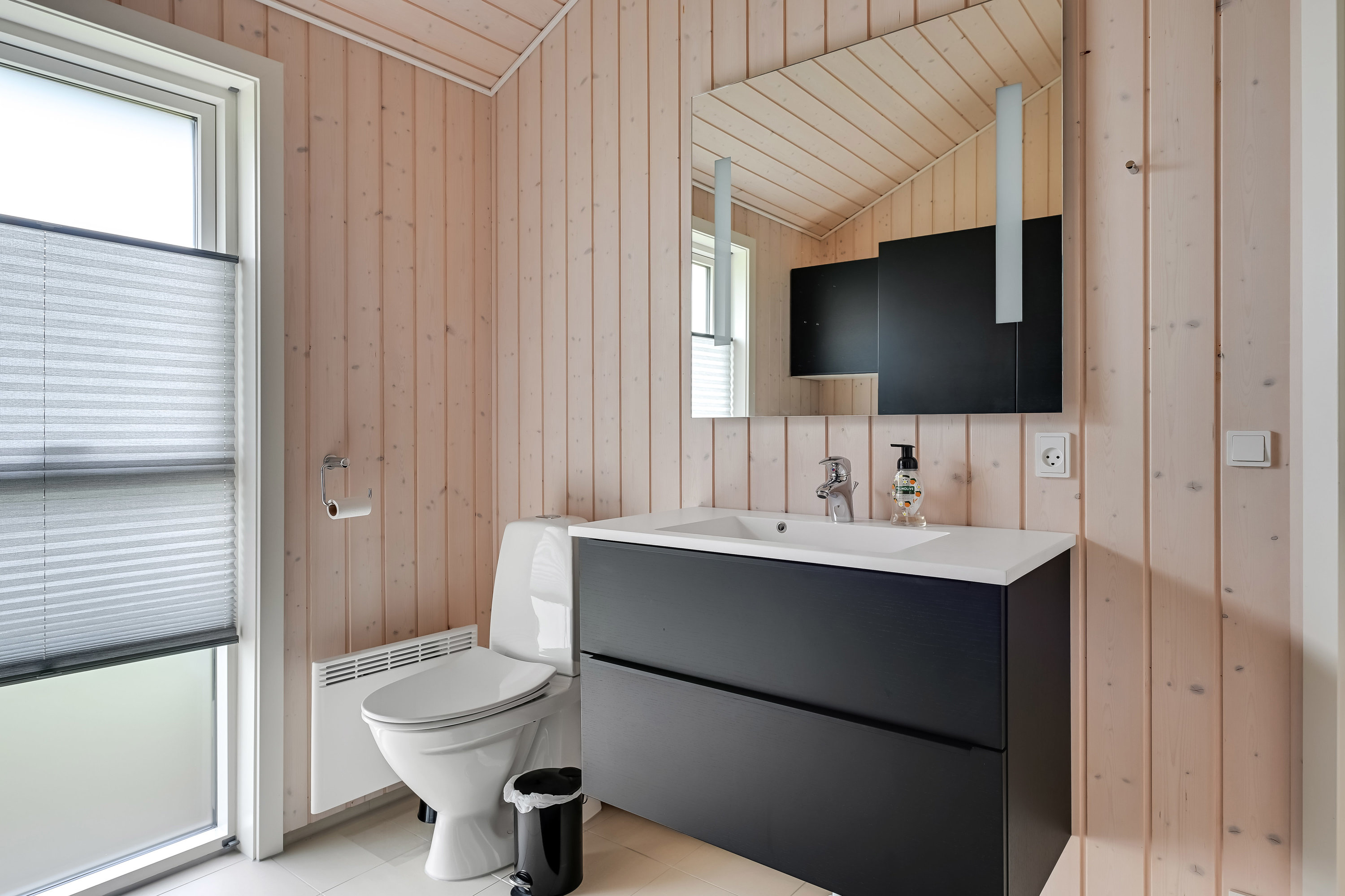 Fremhævet toilet billede i fuldskærmstilstand. Billede af Nøddehaven 55, Jegum, 6840 Oksbøl