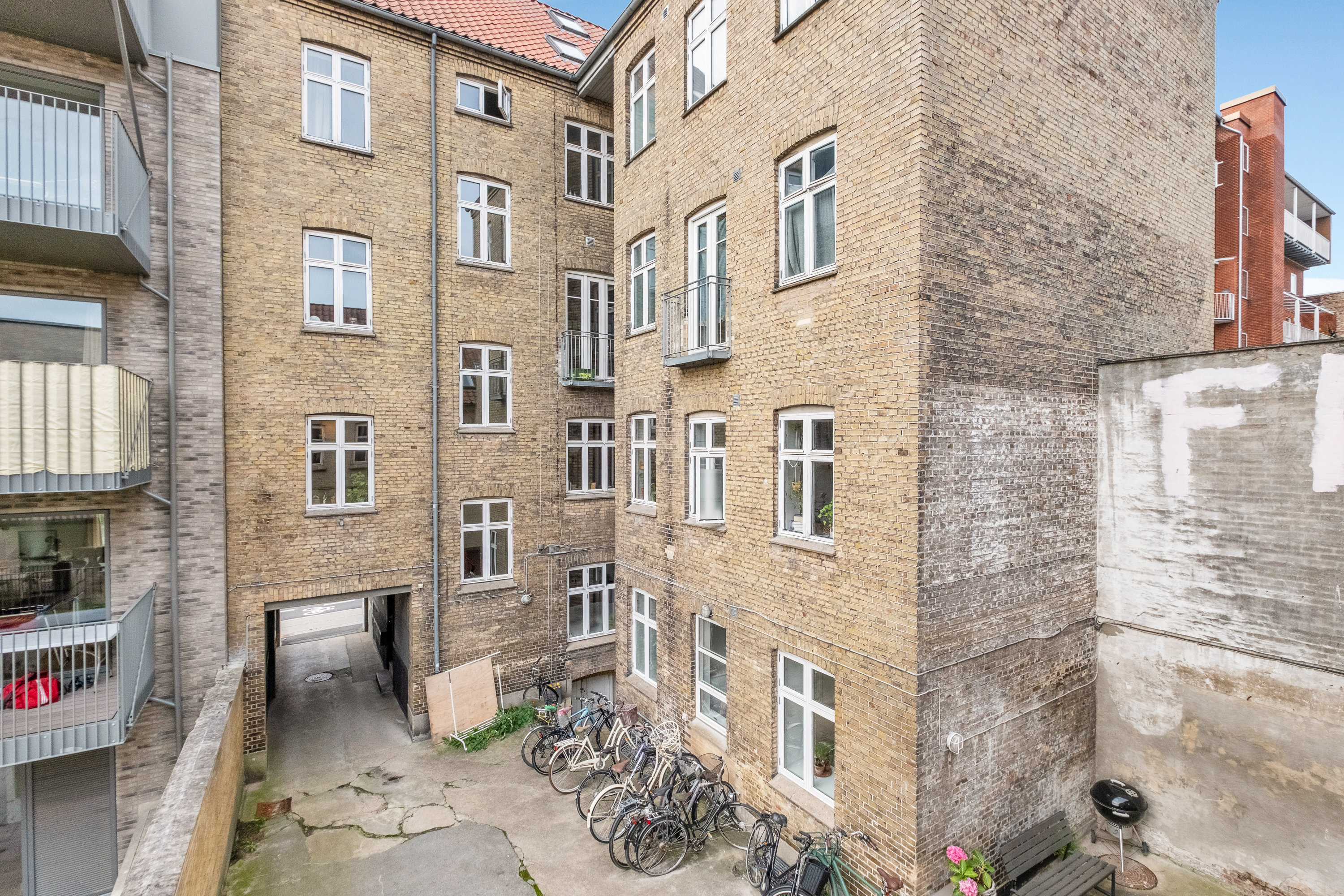 Fremhævet bag facade billede i fuldskærmstilstand. Billede af Nørrebrogade 18, 1., 8000 Aarhus C
