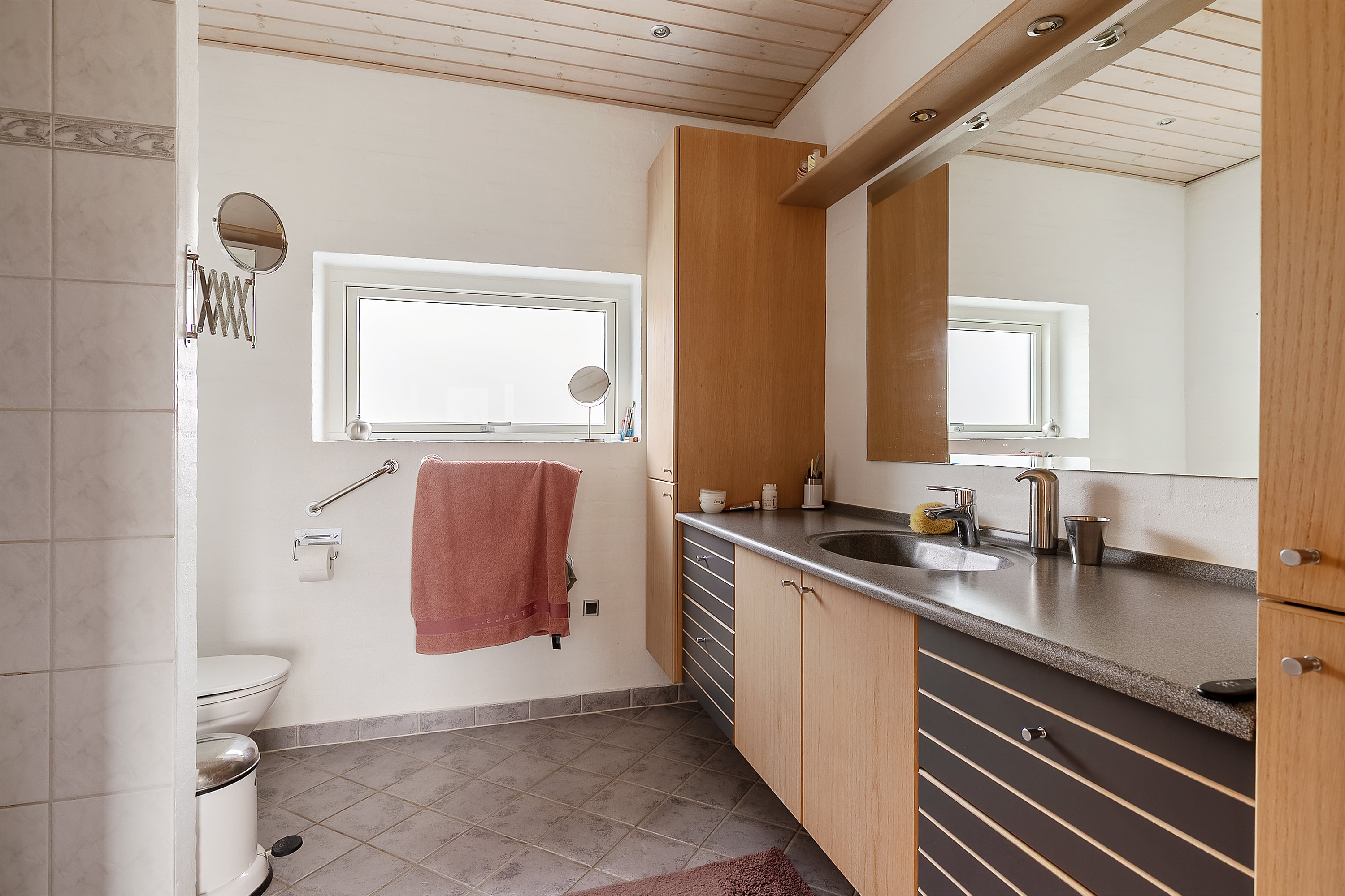 Fremhævet toilet billede i fuldskærmstilstand. Billede af Toftegårdsvej 15, 8362 Hørning