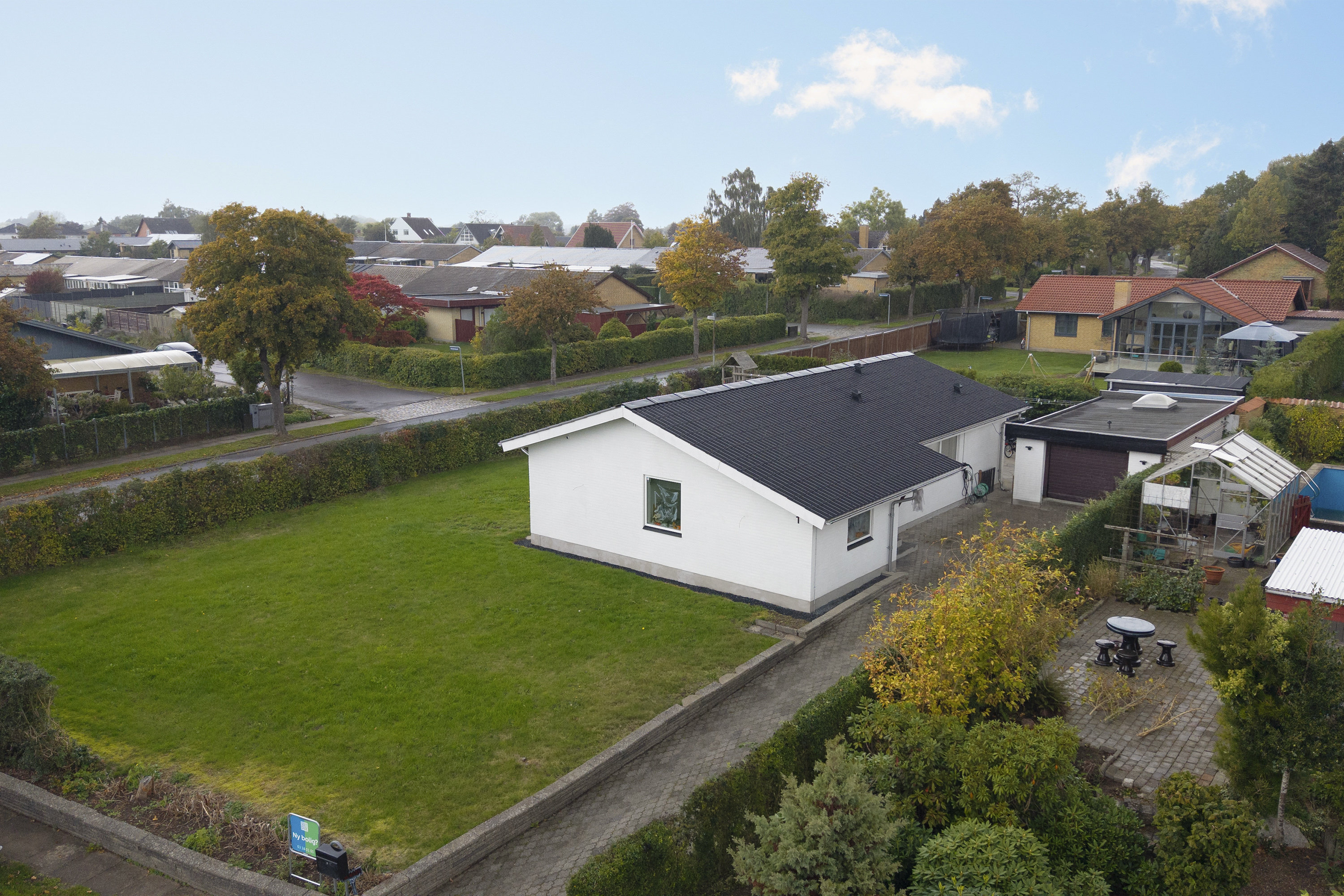 Fremhævet facade billede i fuldskærmstilstand. Billede af Filippavænget 1, Søhus, 5270 Odense N