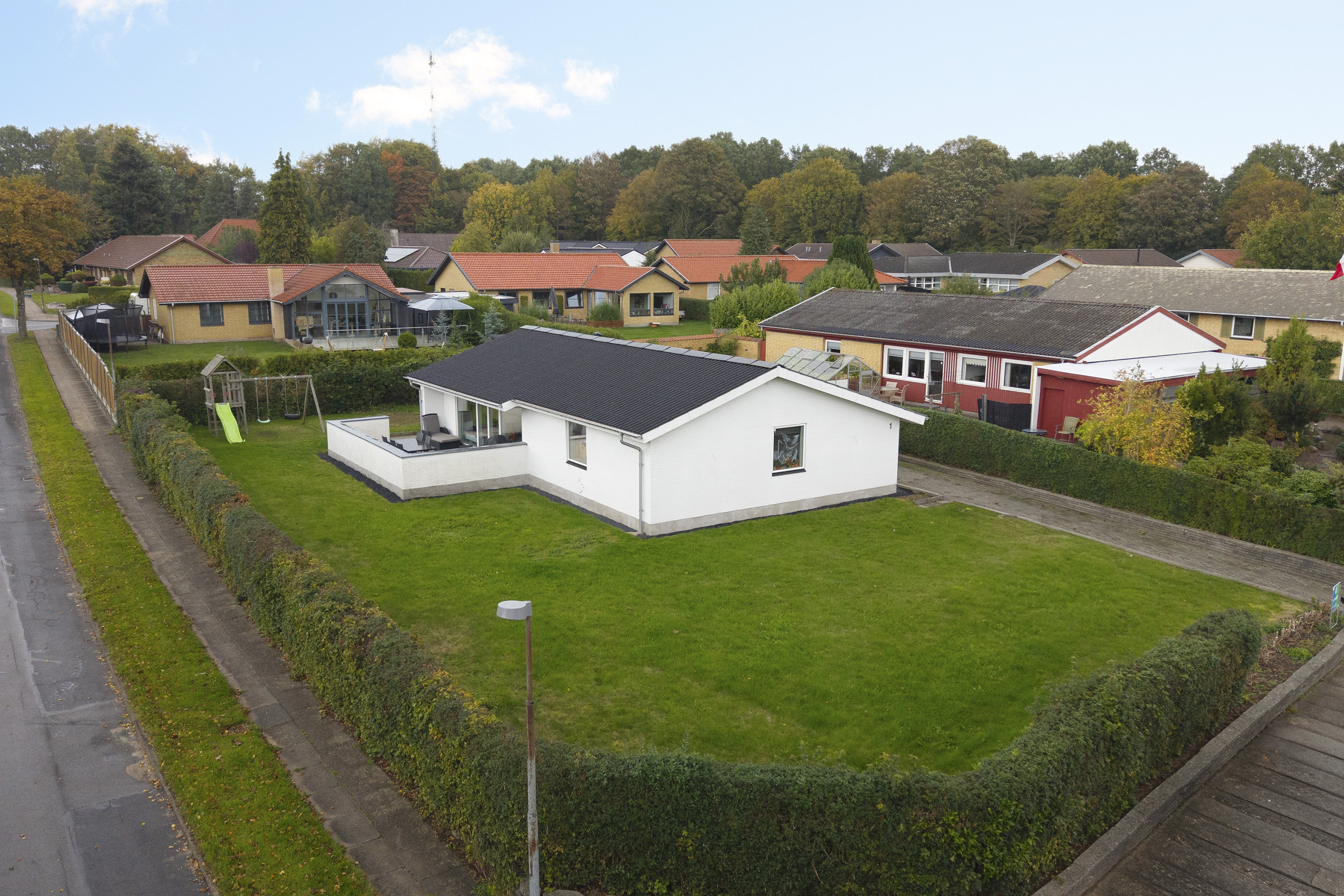 Fremhævet facade billede i fuldskærmstilstand. Billede af Filippavænget 1, Søhus, 5270 Odense N