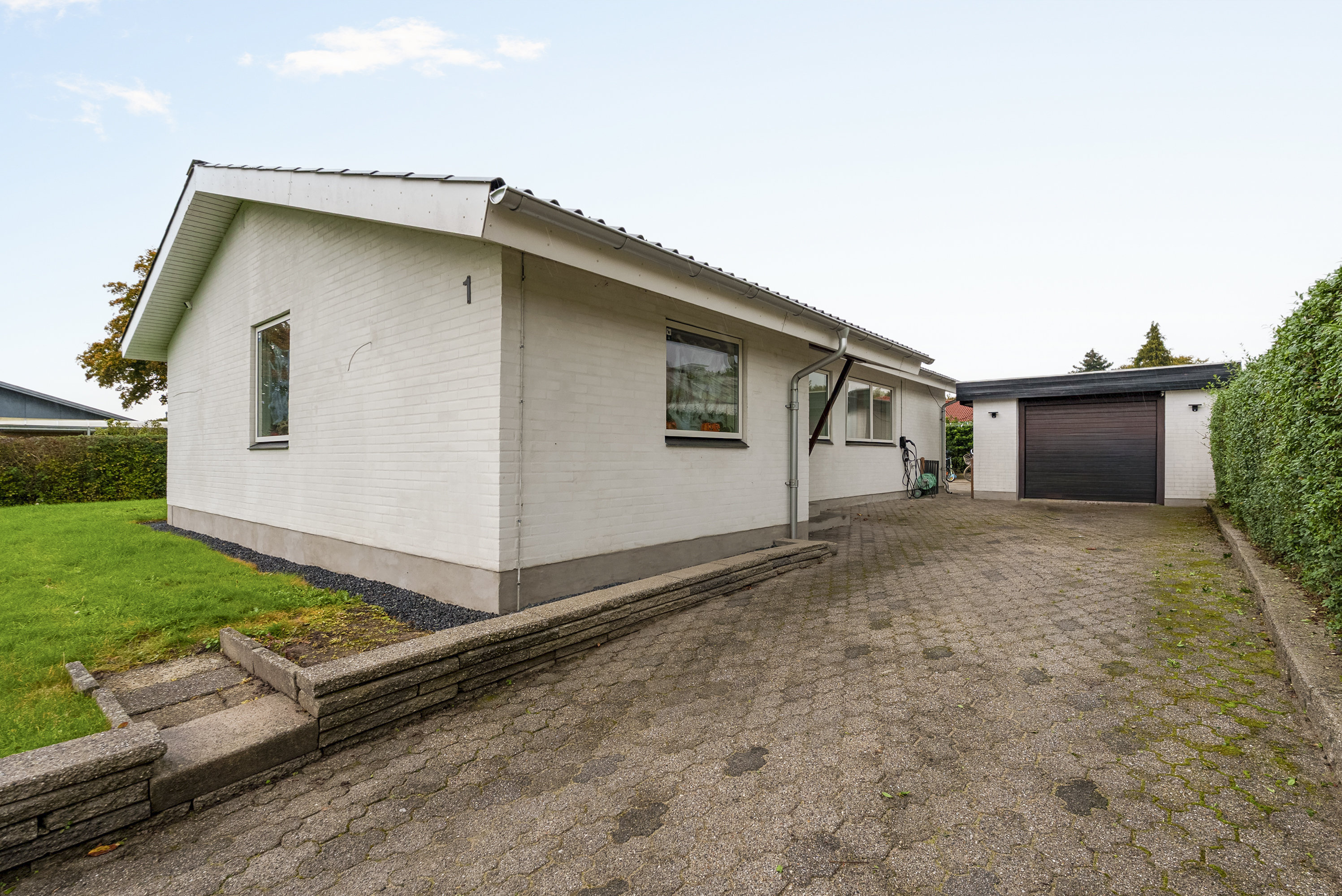 Fremhævet facade billede i fuldskærmstilstand. Billede af Filippavænget 1, Søhus, 5270 Odense N