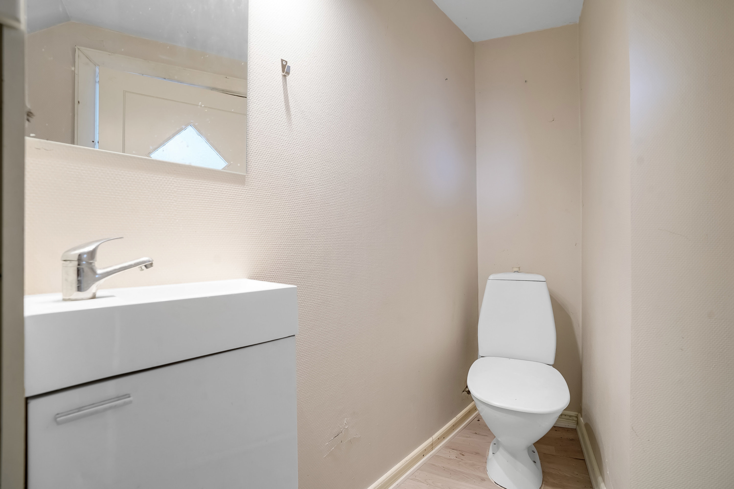Fremhævet toilet billede i fuldskærmstilstand. Billede af Gelsted Byvej 12, Gelsted, 5591 Gelsted