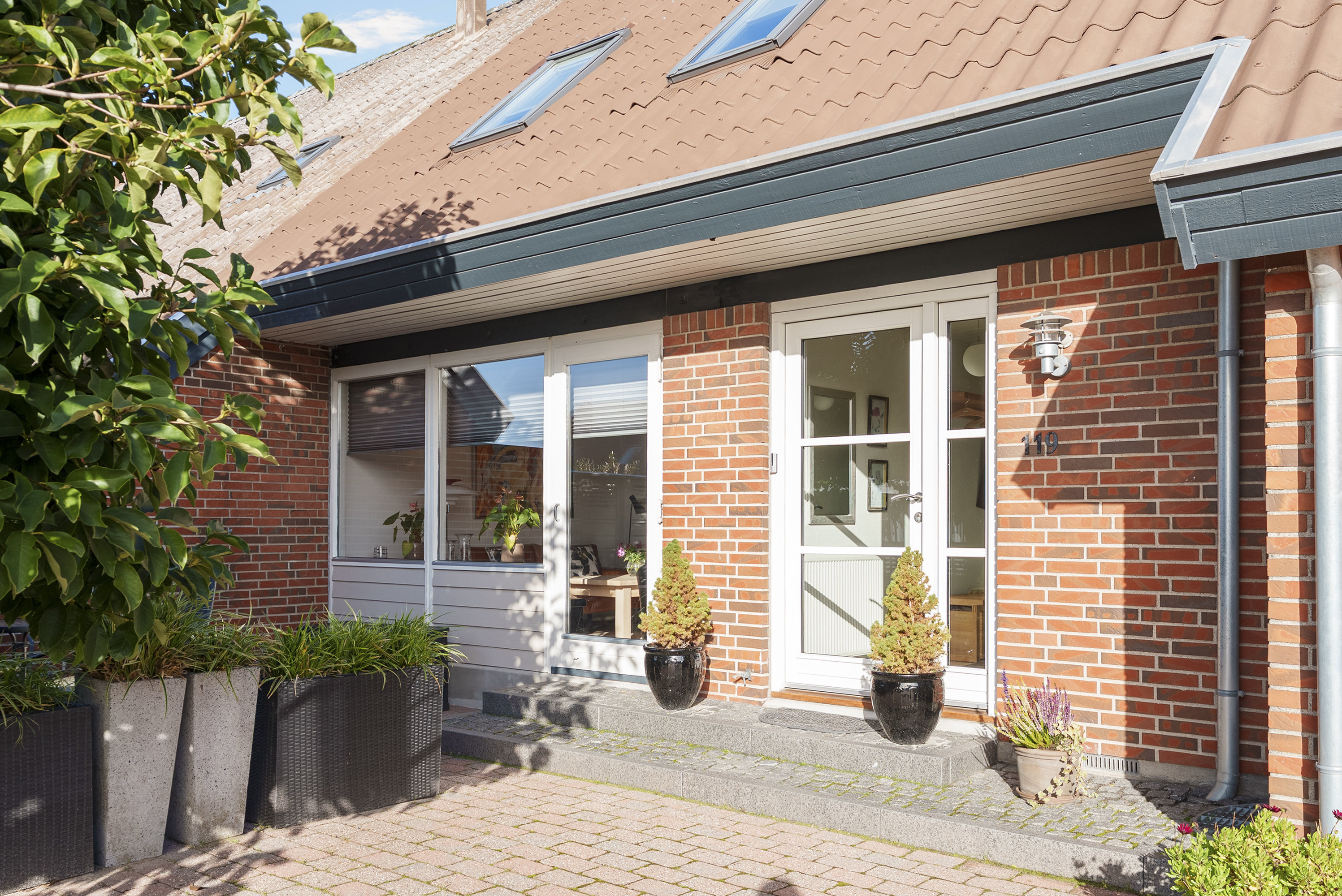 Fremhævet facade billede i fuldskærmstilstand. Billede af Rensdyrløkken 119, Slukefter, 5210 Odense NV