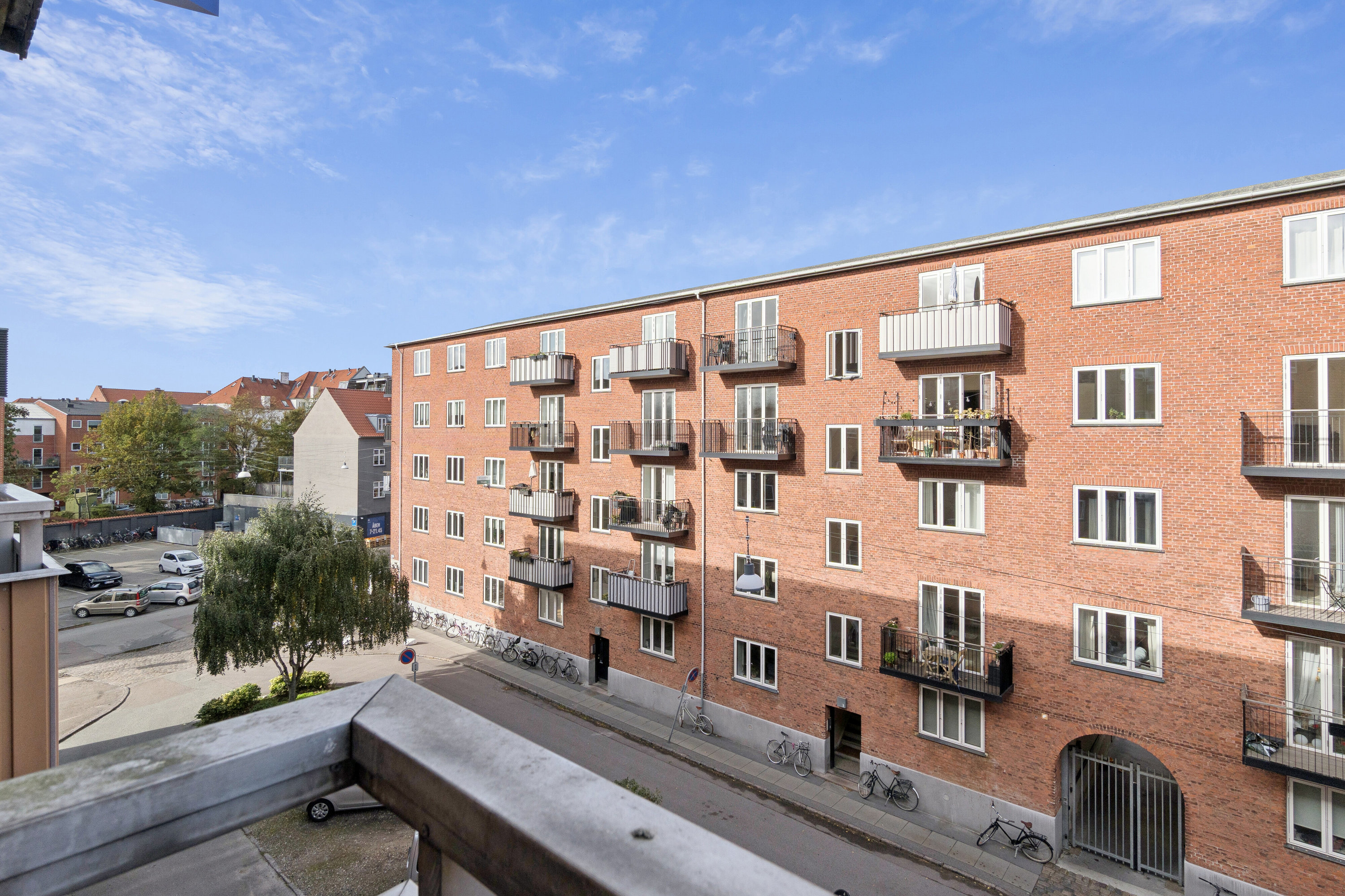 Fremhævet set fra vejen billede i fuldskærmstilstand. Billede af Caprivej 6, 3. th., 2300 København S