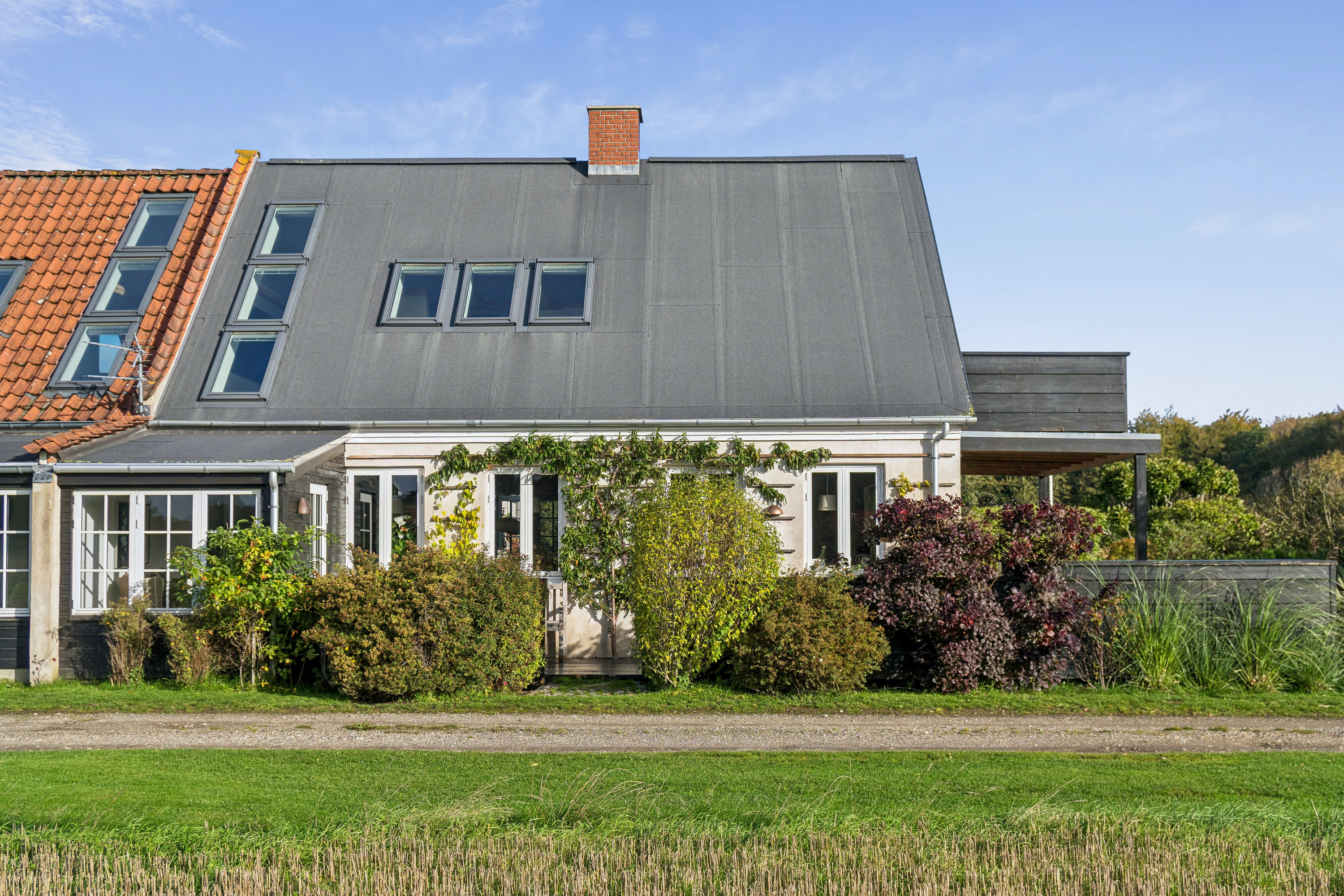 Fremhævet set fra vejen billede i fuldskærmstilstand. Billede af Risbyvejen 21, Risby, 3100 Hornbæk