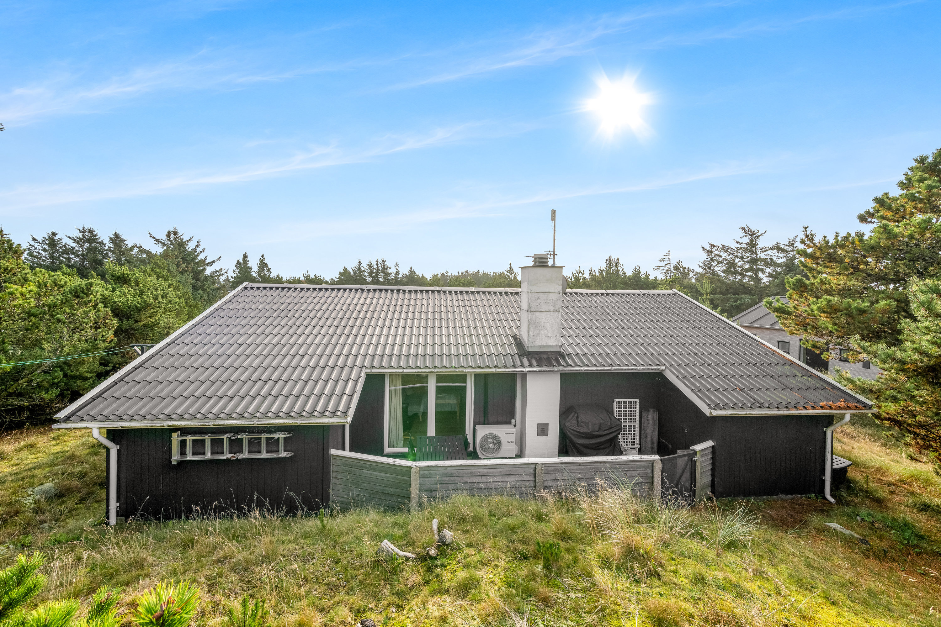 Fremhævet facade billede i fuldskærmstilstand. Billede af Bjerregårdsvej 151, Bjerregaard, 6960 Hvide Sande