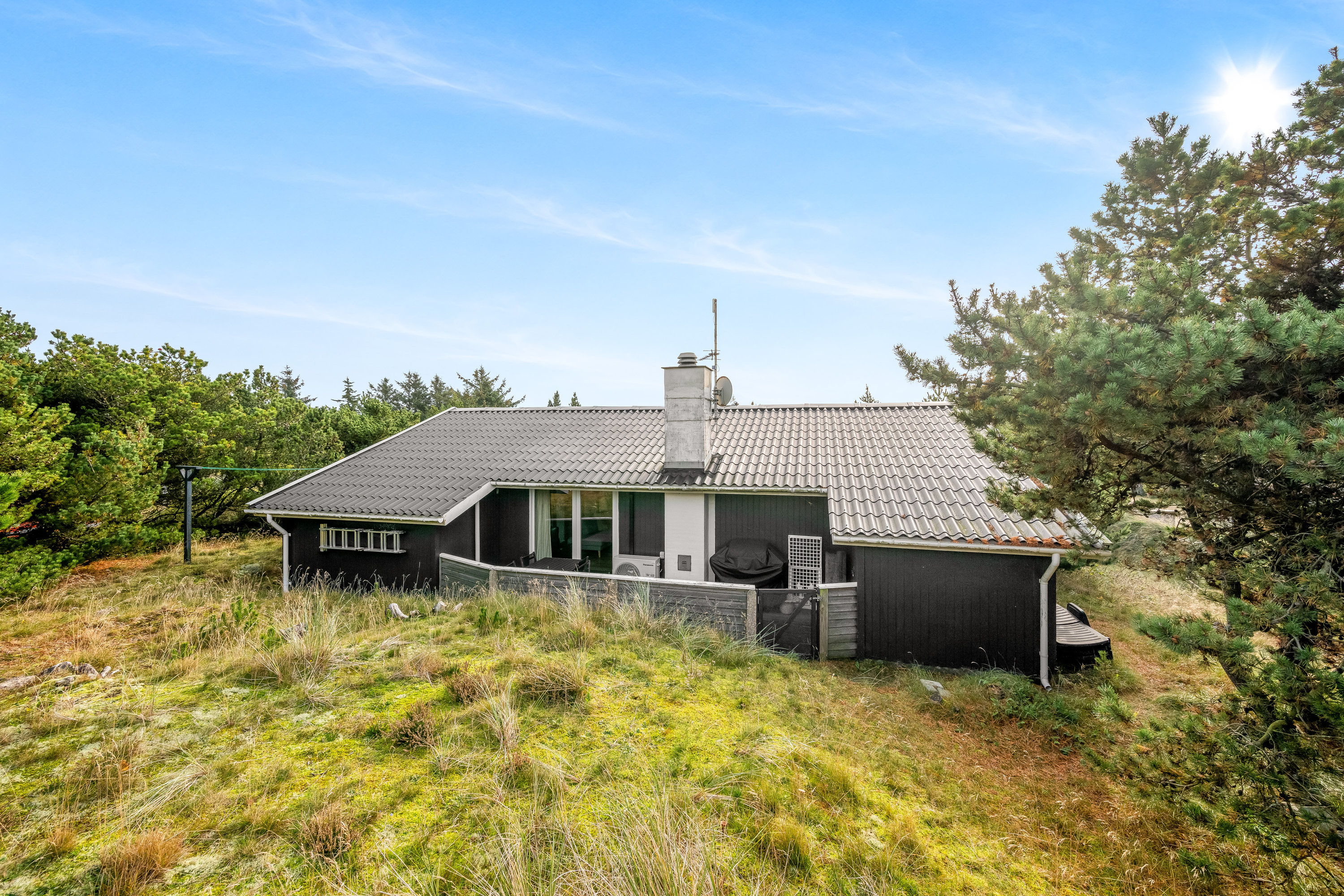 Fremhævet facade billede i fuldskærmstilstand. Billede af Bjerregårdsvej 151, Bjerregaard, 6960 Hvide Sande