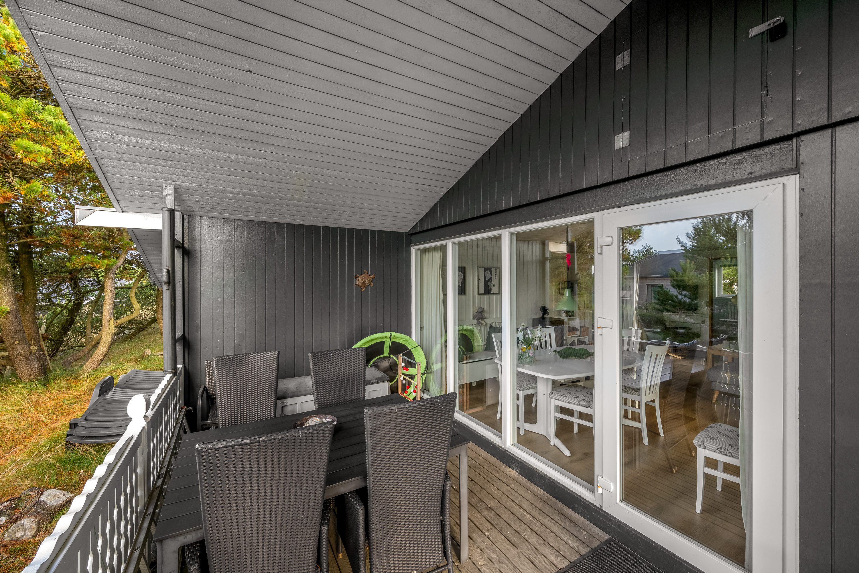Fremhævet overdækket terrasse billede i fuldskærmstilstand. Billede af Bjerregårdsvej 151, Bjerregaard, 6960 Hvide Sande