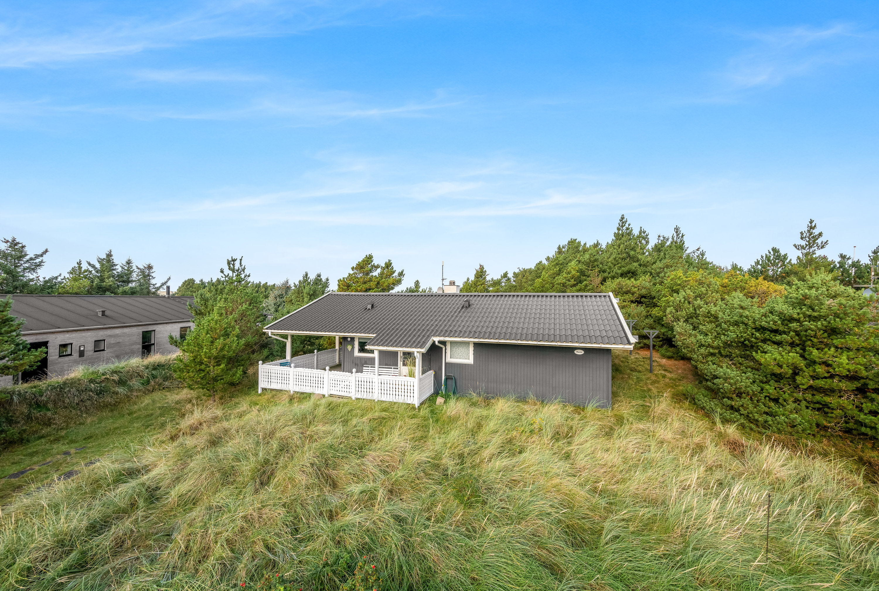 Fremhævet facade billede i fuldskærmstilstand. Billede af Bjerregårdsvej 151, Bjerregaard, 6960 Hvide Sande