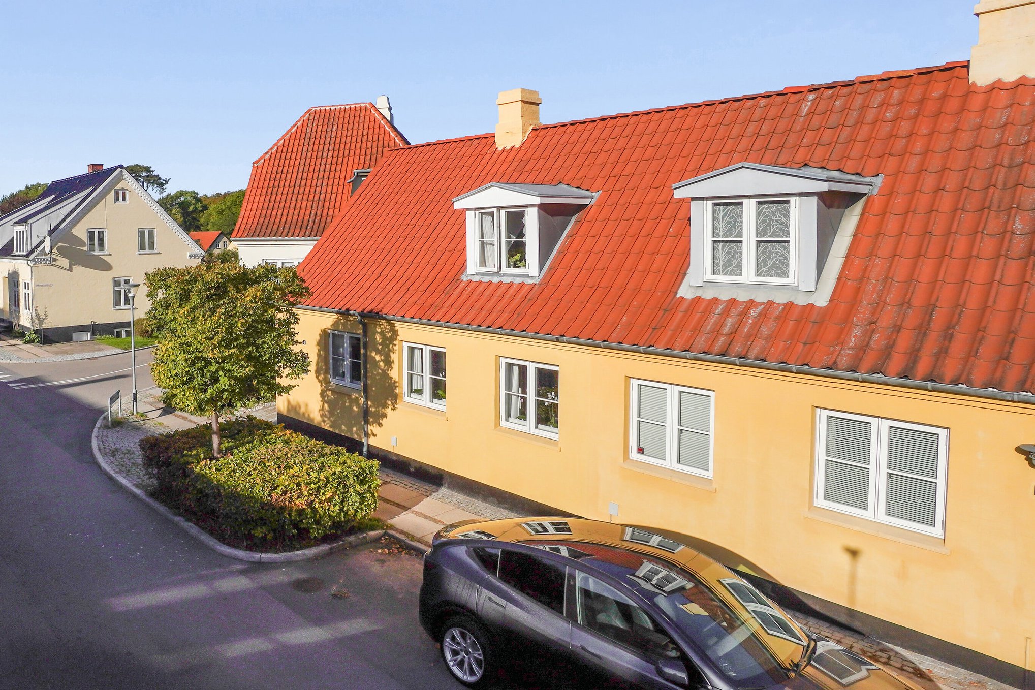 Fremhævet set fra vejen billede i fuldskærmstilstand. Billede af Strandgade 4, Kanalhusene, 3300 Frederiksværk