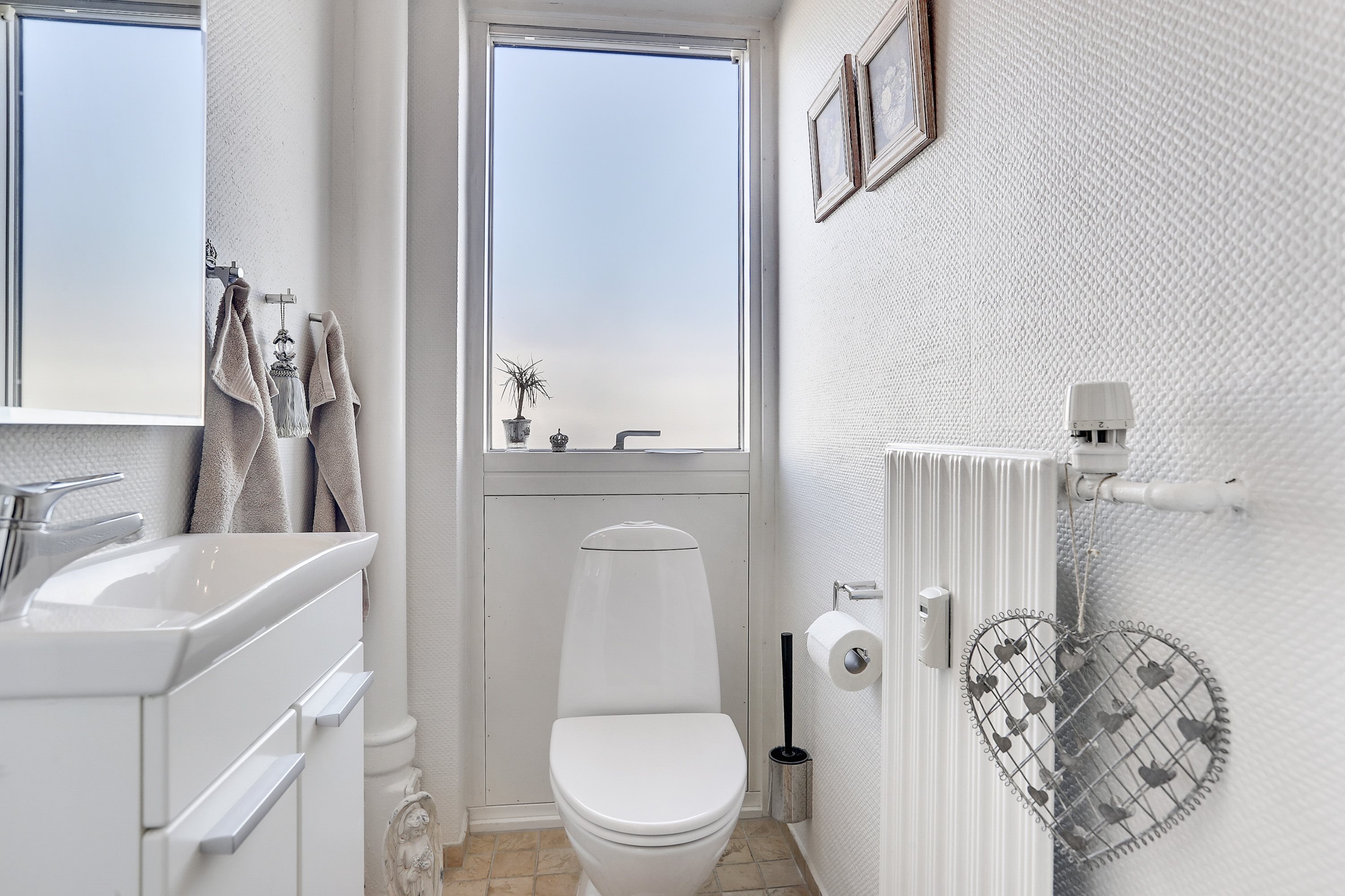 Fremhævet toilet billede i fuldskærmstilstand. Billede af Lindholmsvej 89D, 9400 Nørresundby