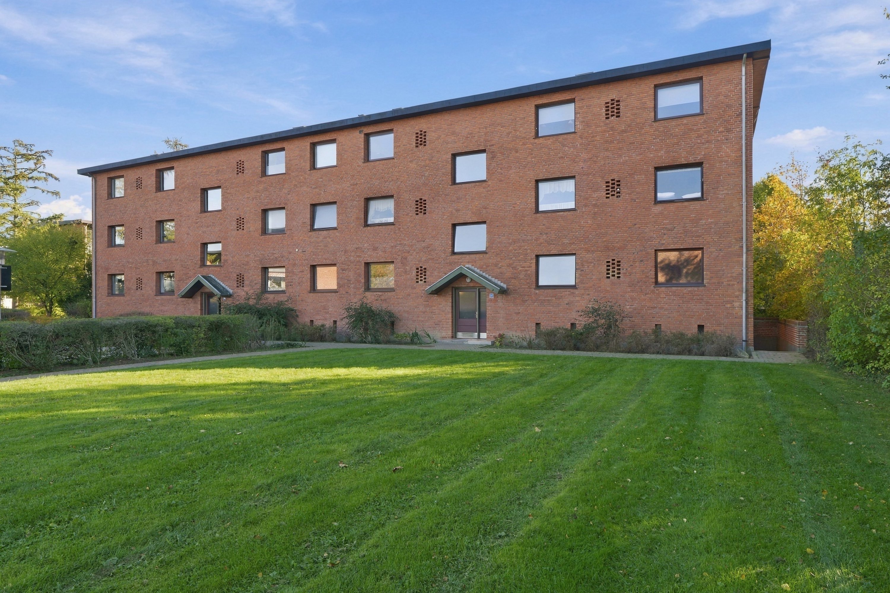 Fremhævet gårdmiljø billede i fuldskærmstilstand. Billede af Fredskovhellet 32, 1. th., 3400 Hillerød