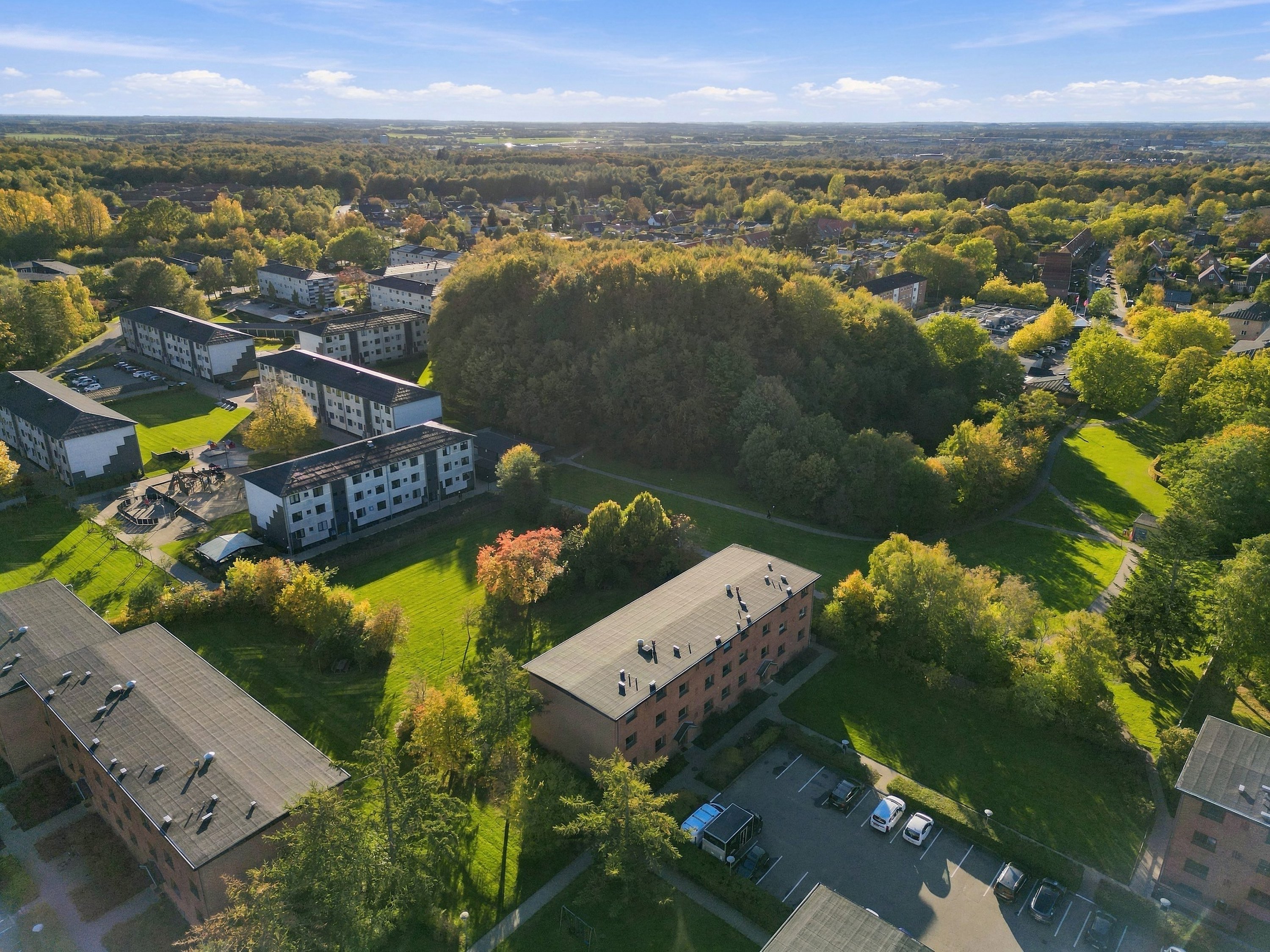 Fremhævet luftfoto billede i fuldskærmstilstand. Billede af Fredskovhellet 32, 1. th., 3400 Hillerød