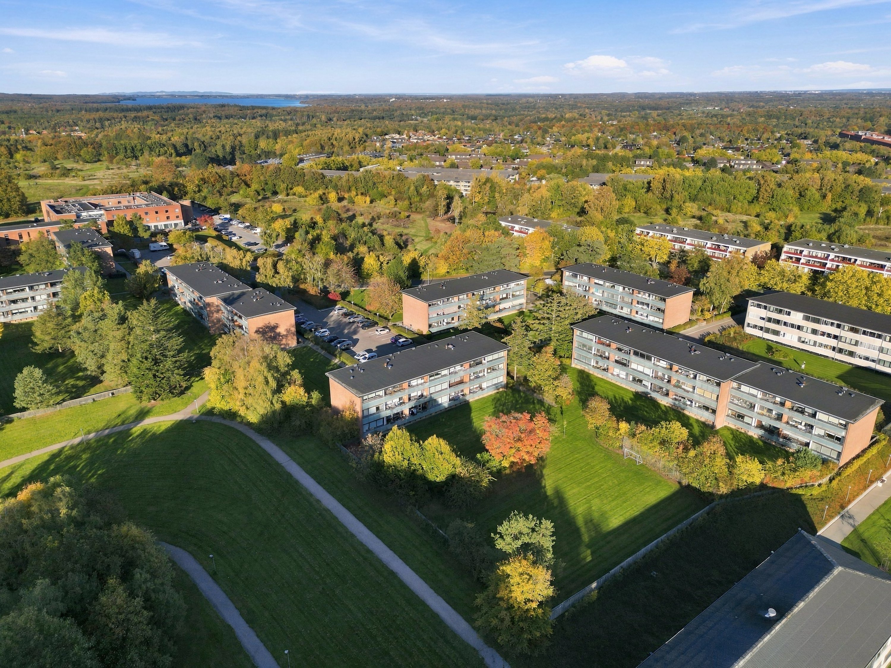 Fremhævet luftfoto billede i fuldskærmstilstand. Billede af Fredskovhellet 32, 1. th., 3400 Hillerød