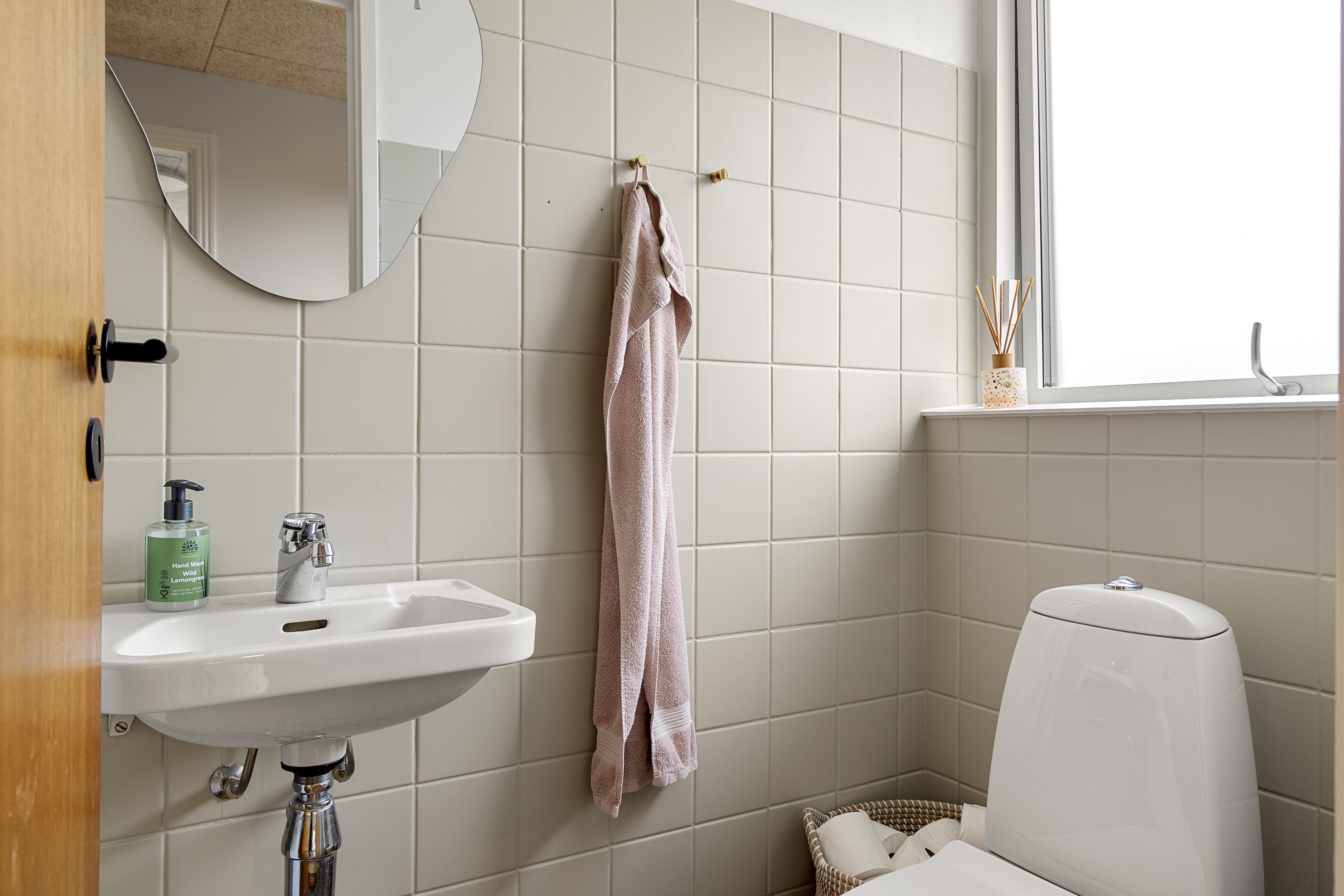 Fremhævet toilet billede i fuldskærmstilstand. Billede af Rosenhaven 8, 3660 Stenløse