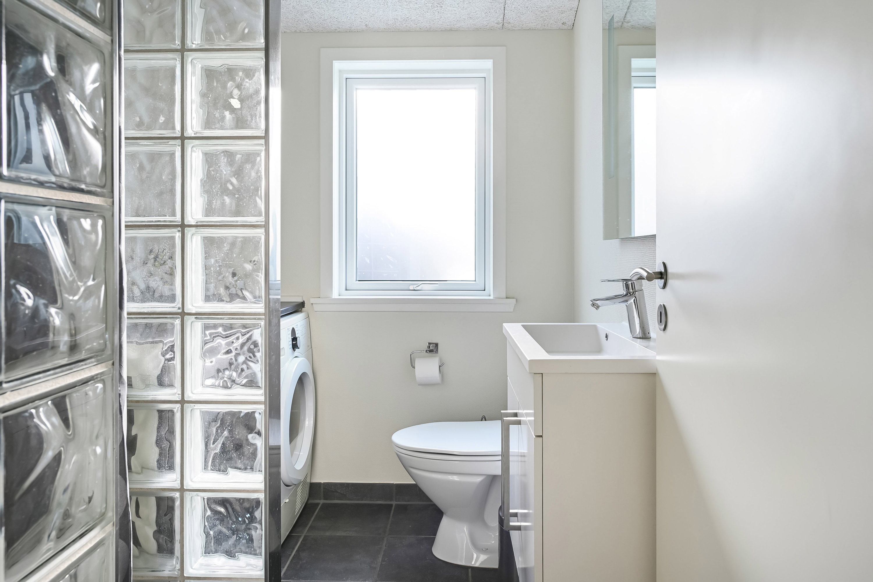 Fremhævet toilet billede i fuldskærmstilstand. Billede af Egelunden 1, Jegum, 6840 Oksbøl