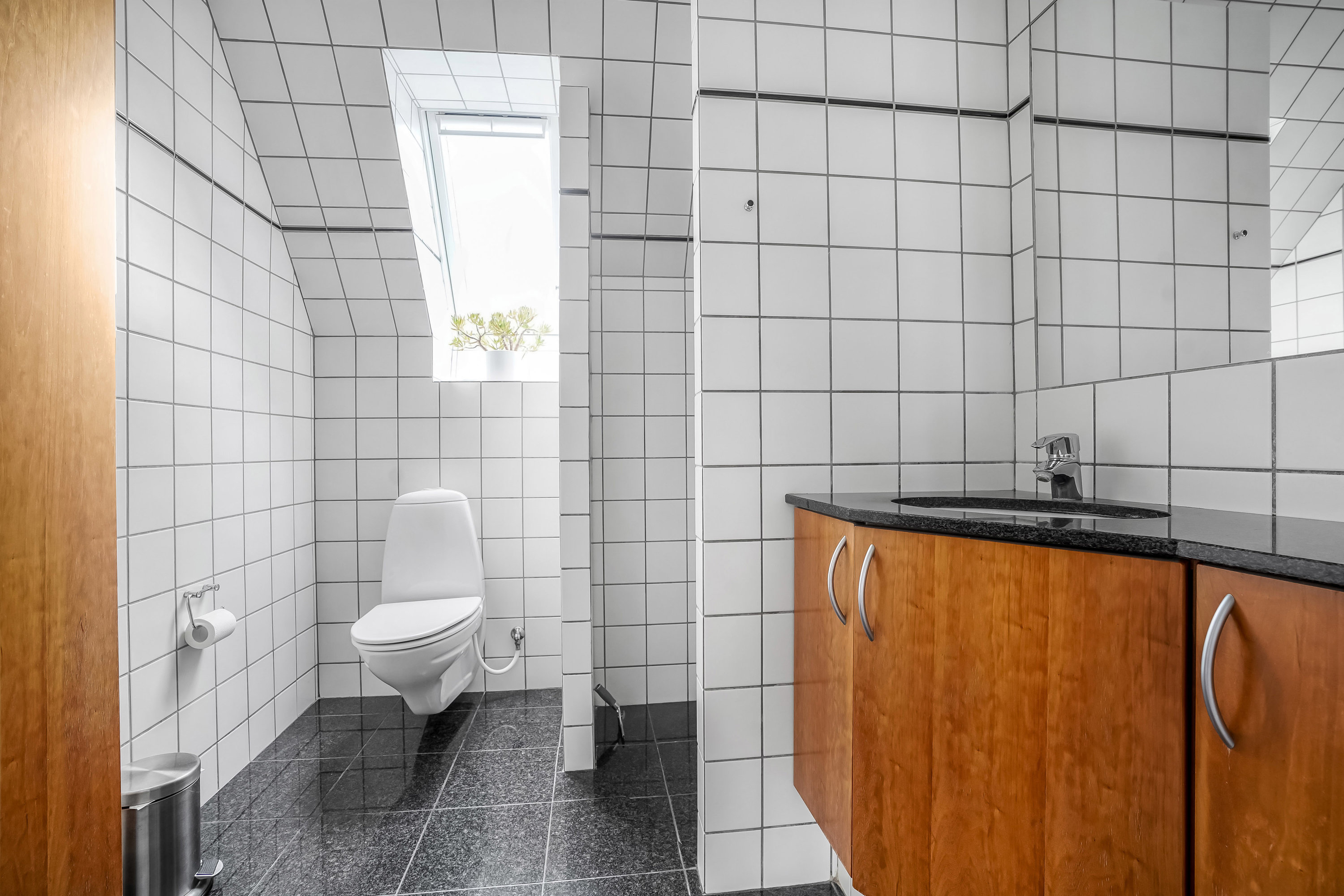 Fremhævet badeværelse billede i fuldskærmstilstand. Billede af Kaalundsvej 31, 5230 Odense M