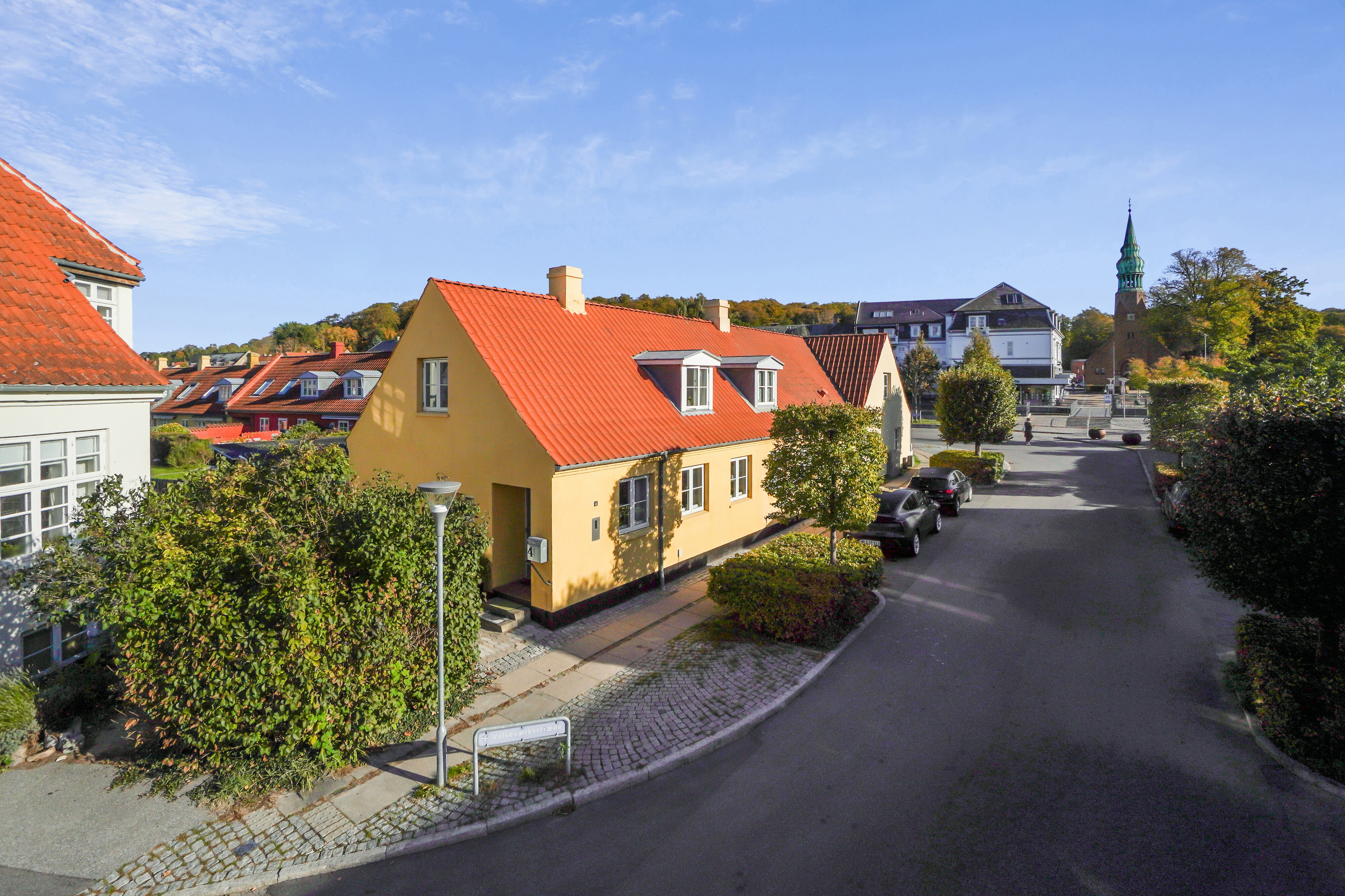Fremhævet set fra vejen billede i fuldskærmstilstand. Billede af Strandgade 4, Kanalhusene, 3300 Frederiksværk