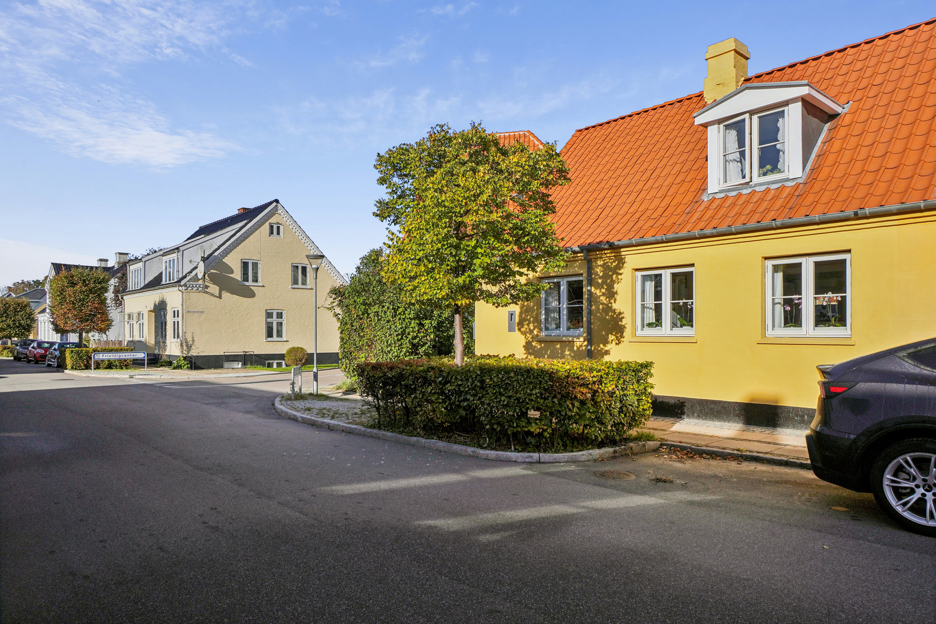 Fremhævet set fra vejen billede i fuldskærmstilstand. Billede af Strandgade 4, Kanalhusene, 3300 Frederiksværk