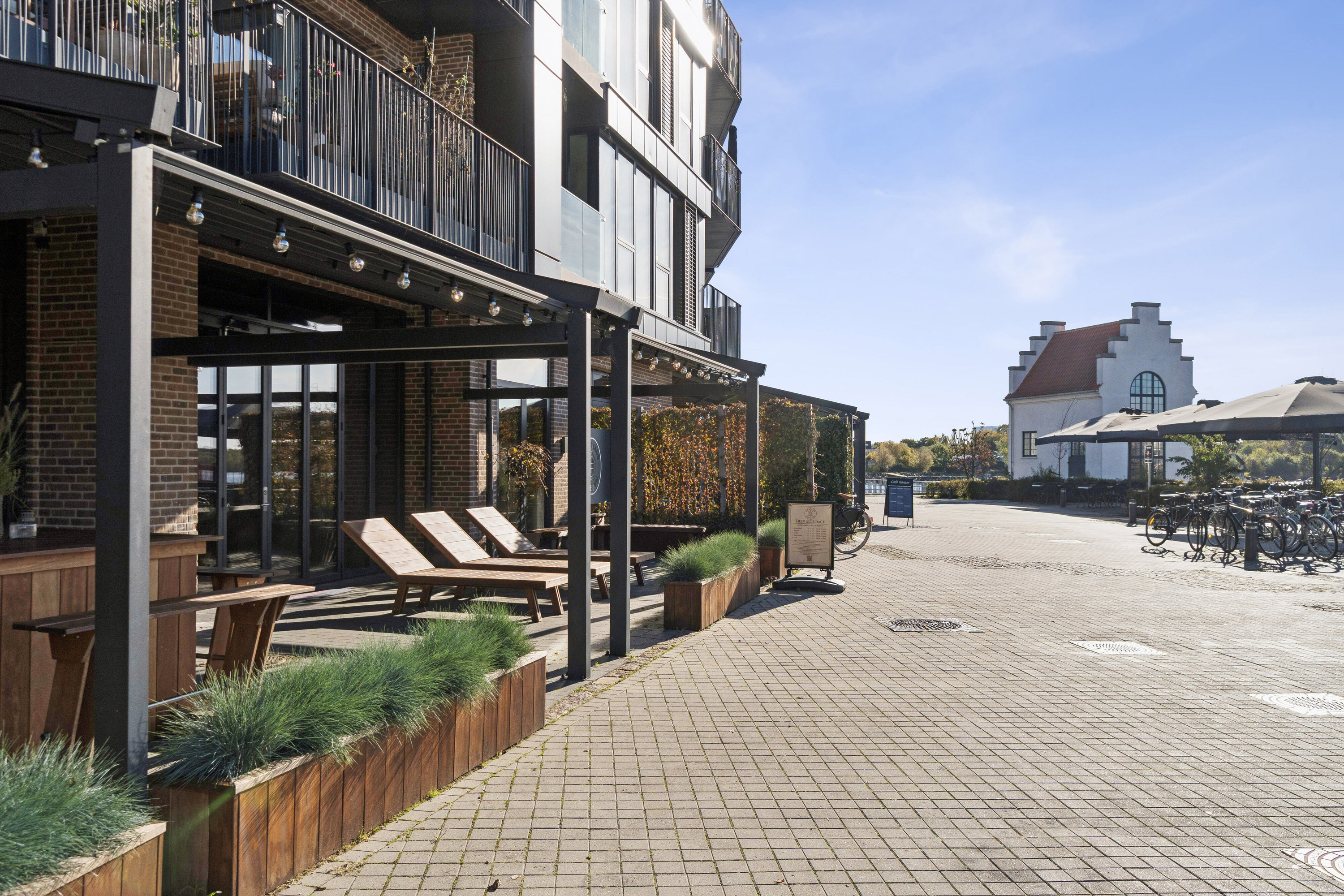 Fremhævet facade billede i fuldskærmstilstand. Billede af Andrei Sakharovs Vej 21, 2. mf., 2450 København SV