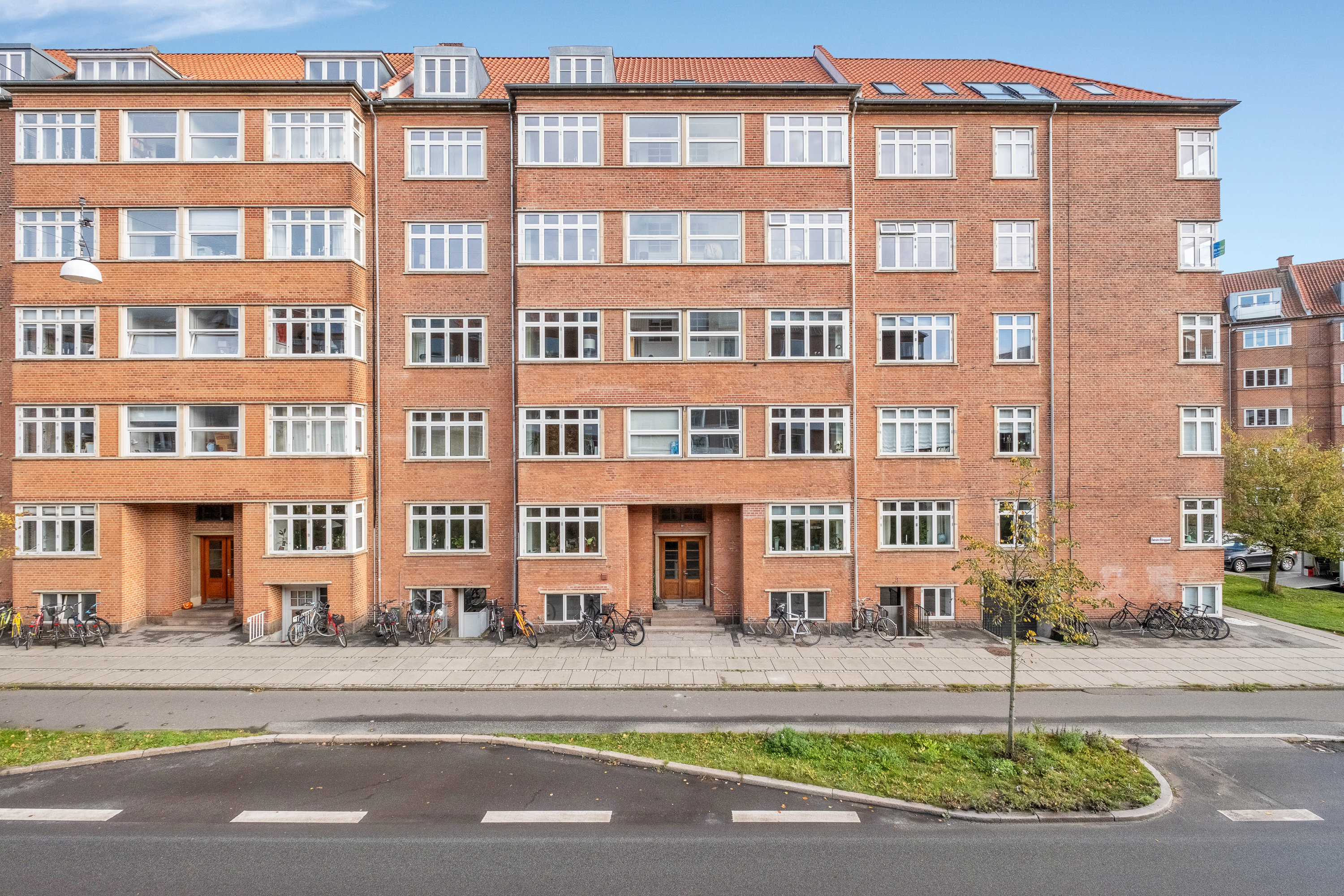 Fremhævet facade billede i fuldskærmstilstand. Billede af Søndre Ringgade 10, 3. tv., 8000 Aarhus C
