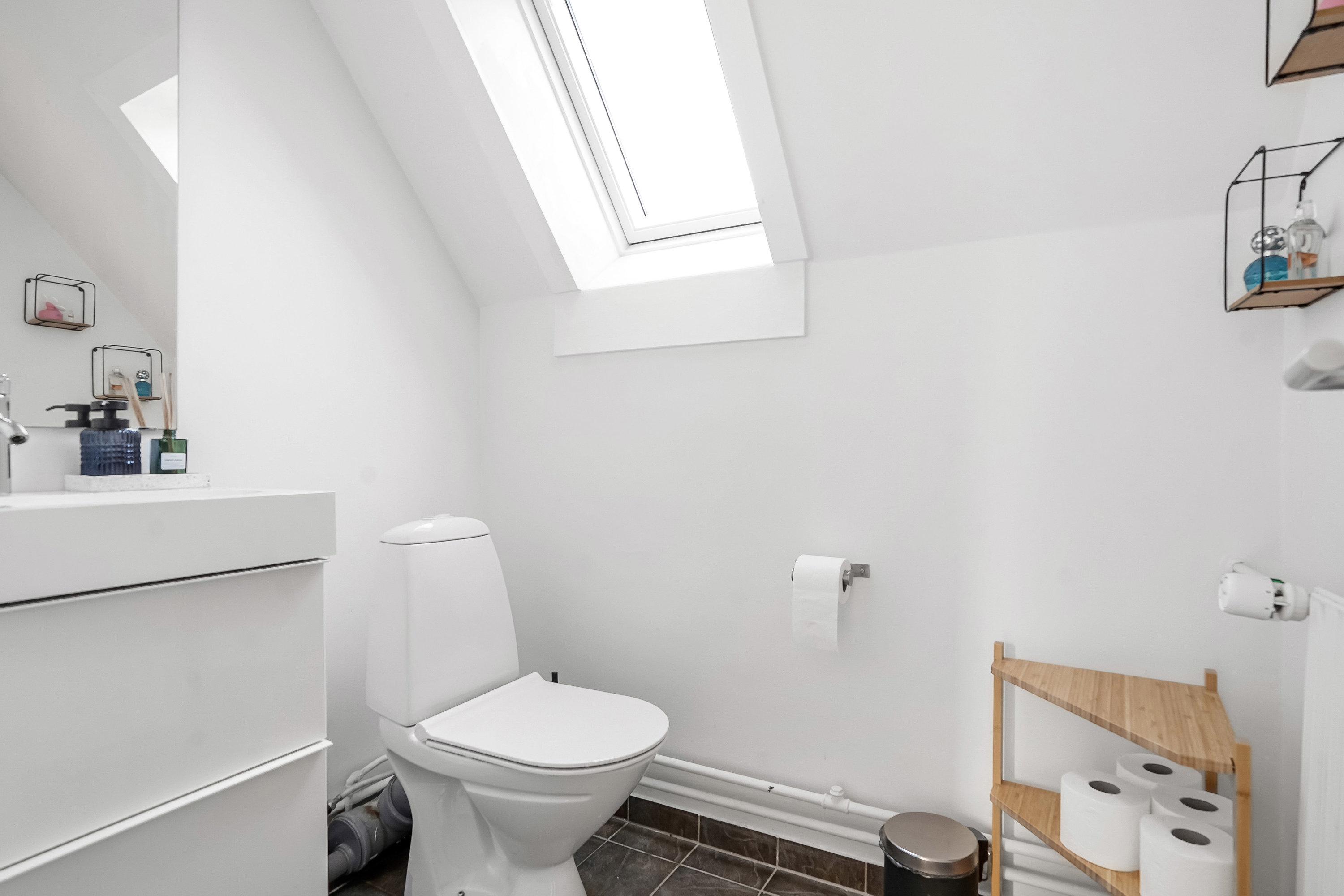 Fremhævet toilet billede i fuldskærmstilstand. Billede af Øster Alle 38, Strib, 5500 Middelfart