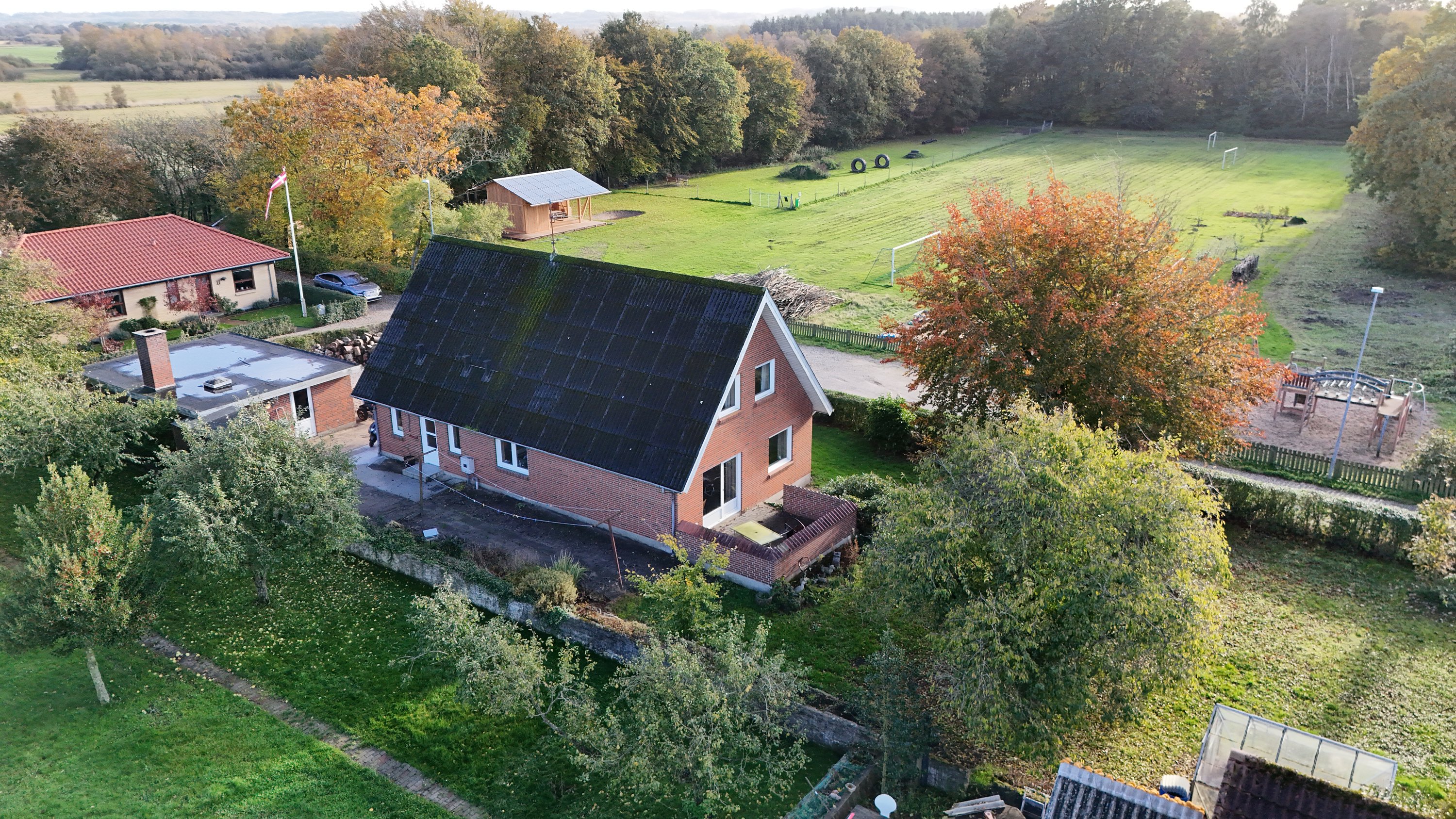 Fremhævet drone billede i fuldskærmstilstand. Billede af Sportsvej 1, Sønder Onsild Stationsby, 9500 Hobro