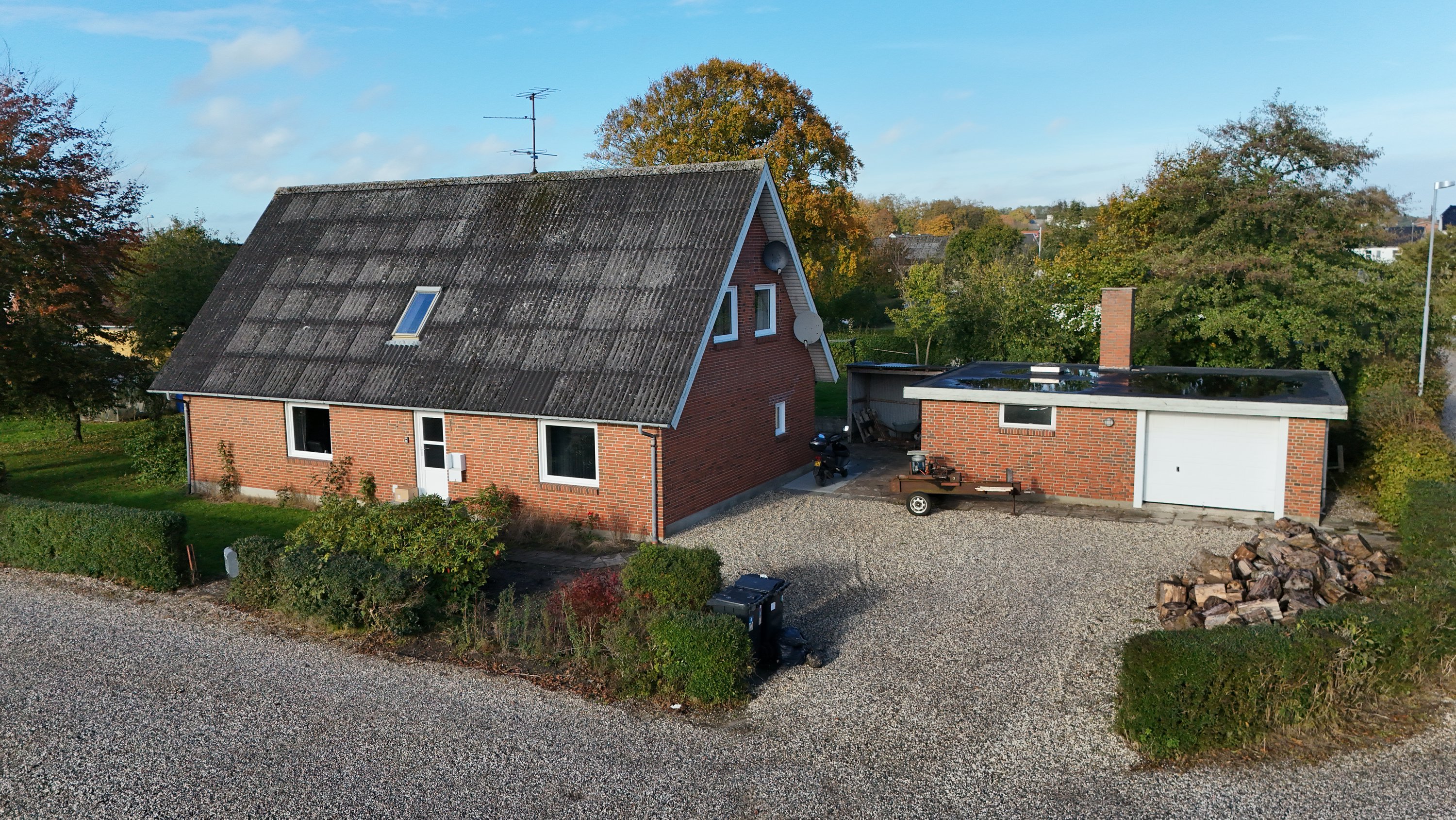 Fremhævet drone billede i fuldskærmstilstand. Billede af Sportsvej 1, Sønder Onsild Stationsby, 9500 Hobro