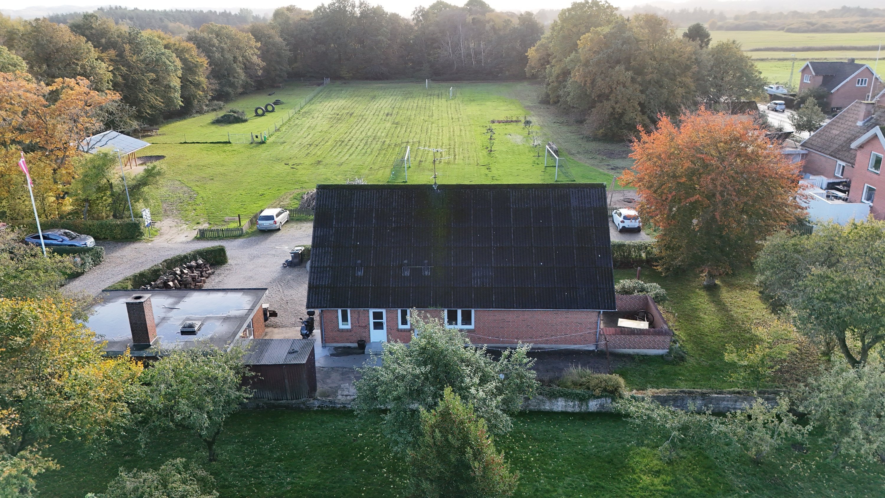 Fremhævet drone billede i fuldskærmstilstand. Billede af Sportsvej 1, Sønder Onsild Stationsby, 9500 Hobro