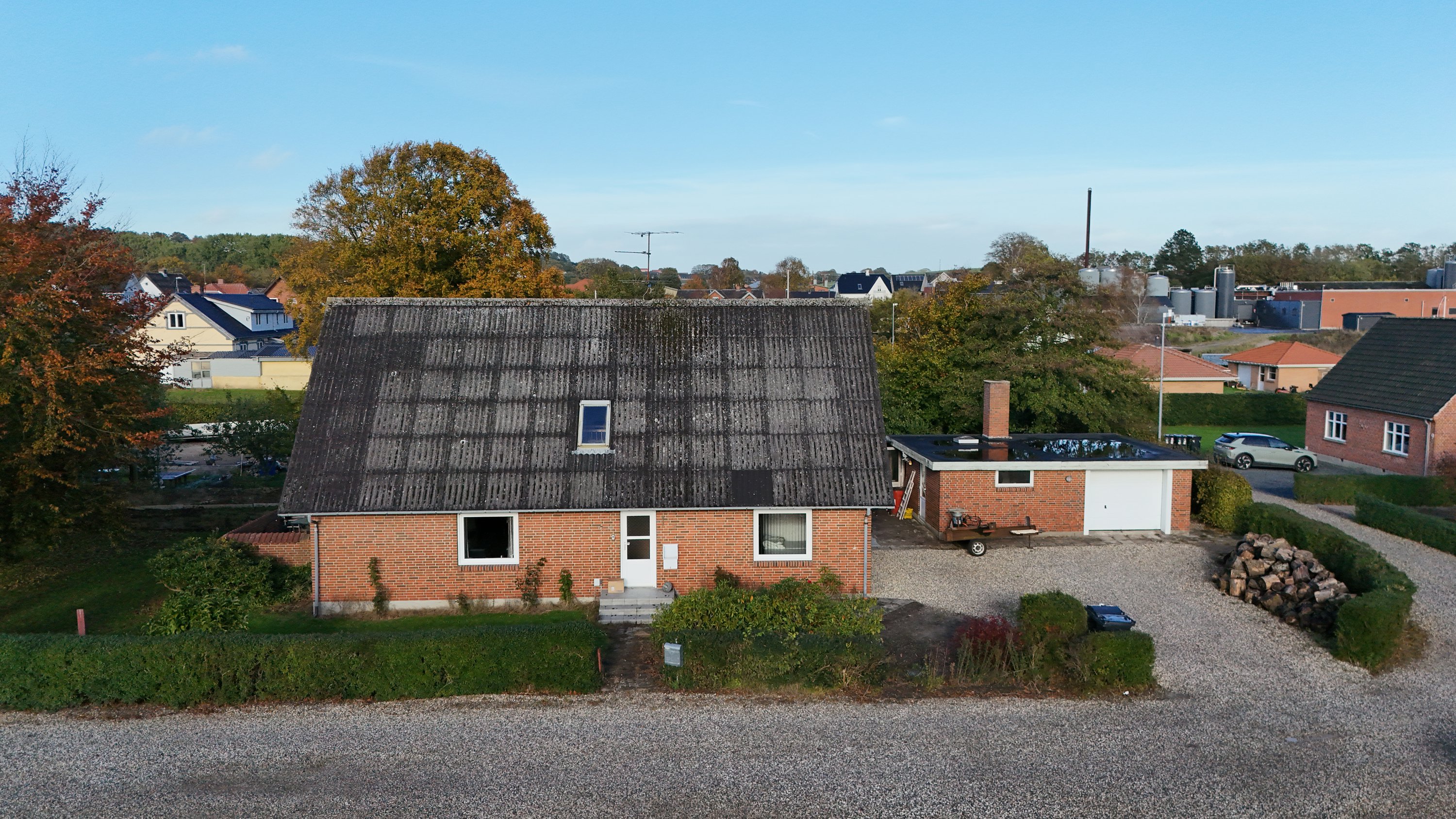 Fremhævet drone billede i fuldskærmstilstand. Billede af Sportsvej 1, Sønder Onsild Stationsby, 9500 Hobro