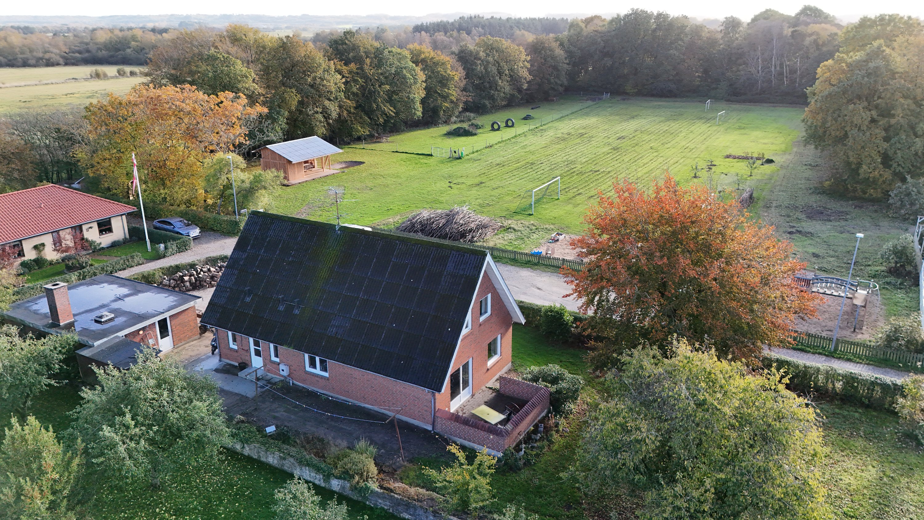Fremhævet drone billede i fuldskærmstilstand. Billede af Sportsvej 1, Sønder Onsild Stationsby, 9500 Hobro
