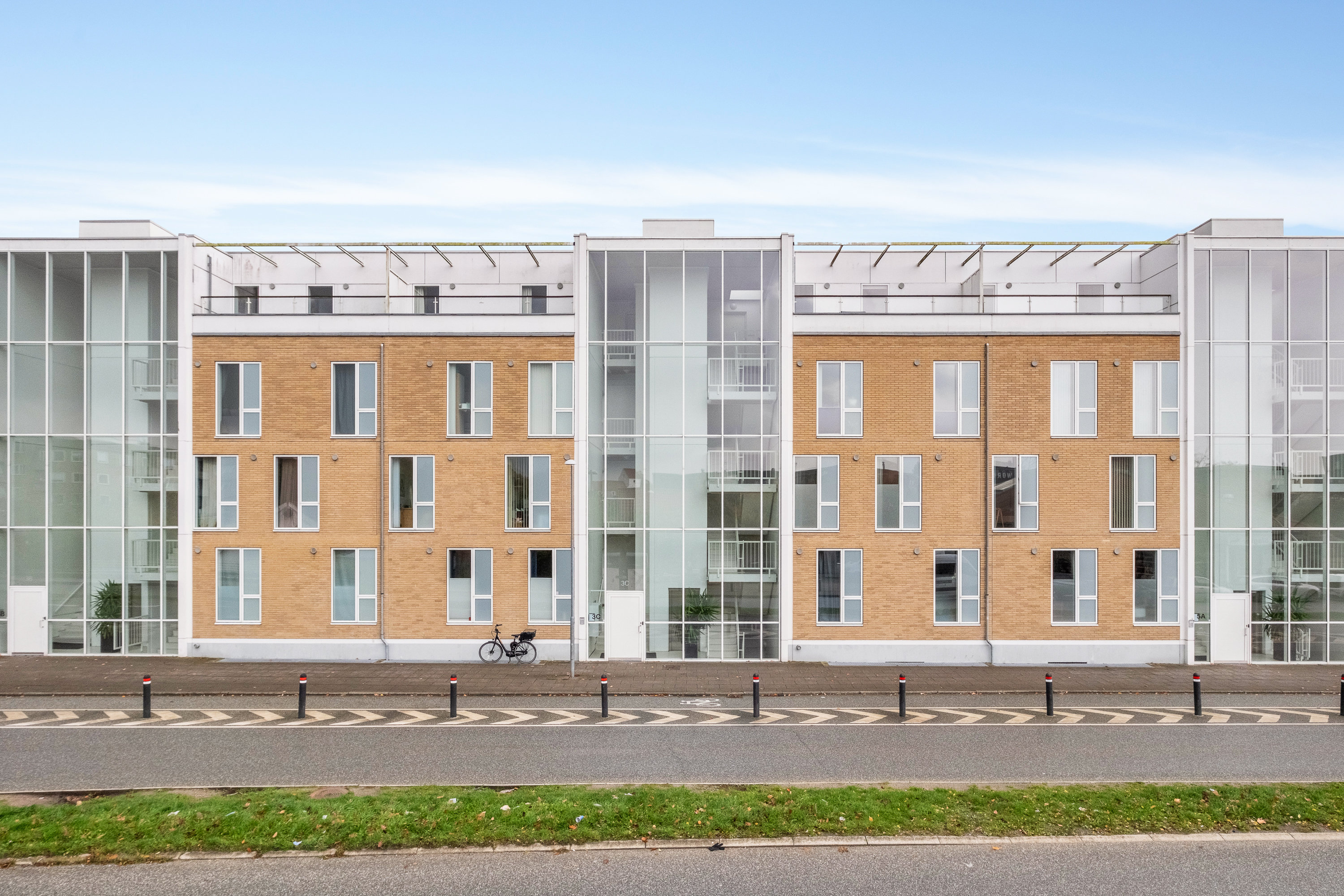 Fremhævet facade billede i fuldskærmstilstand. Billede af Ryhavevej 3C, 1. th., Hasle, 8210 Aarhus V