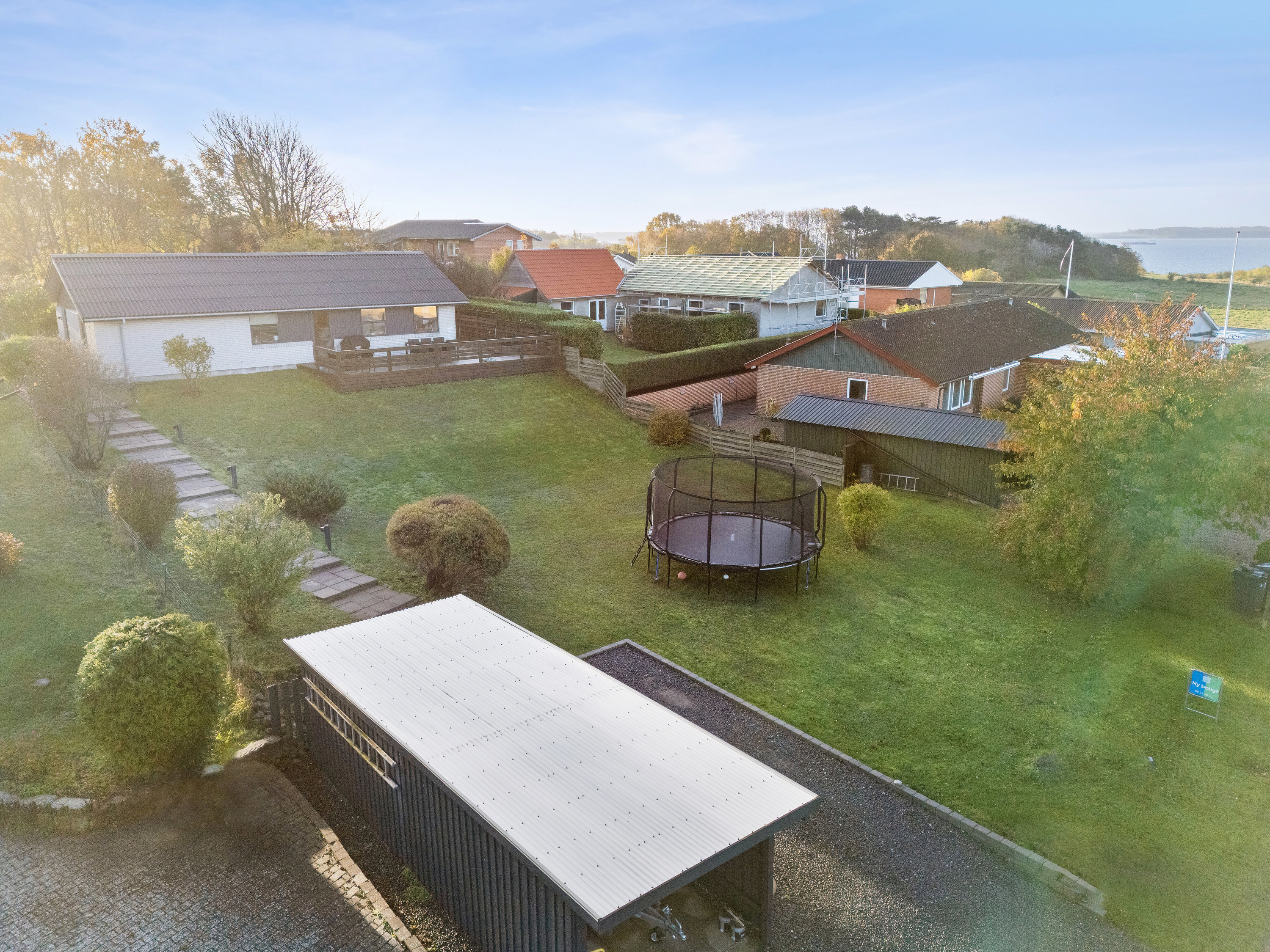 Fremhævet set fra haven billede i fuldskærmstilstand. Billede af Sandskrænten 10, 4400 Kalundborg